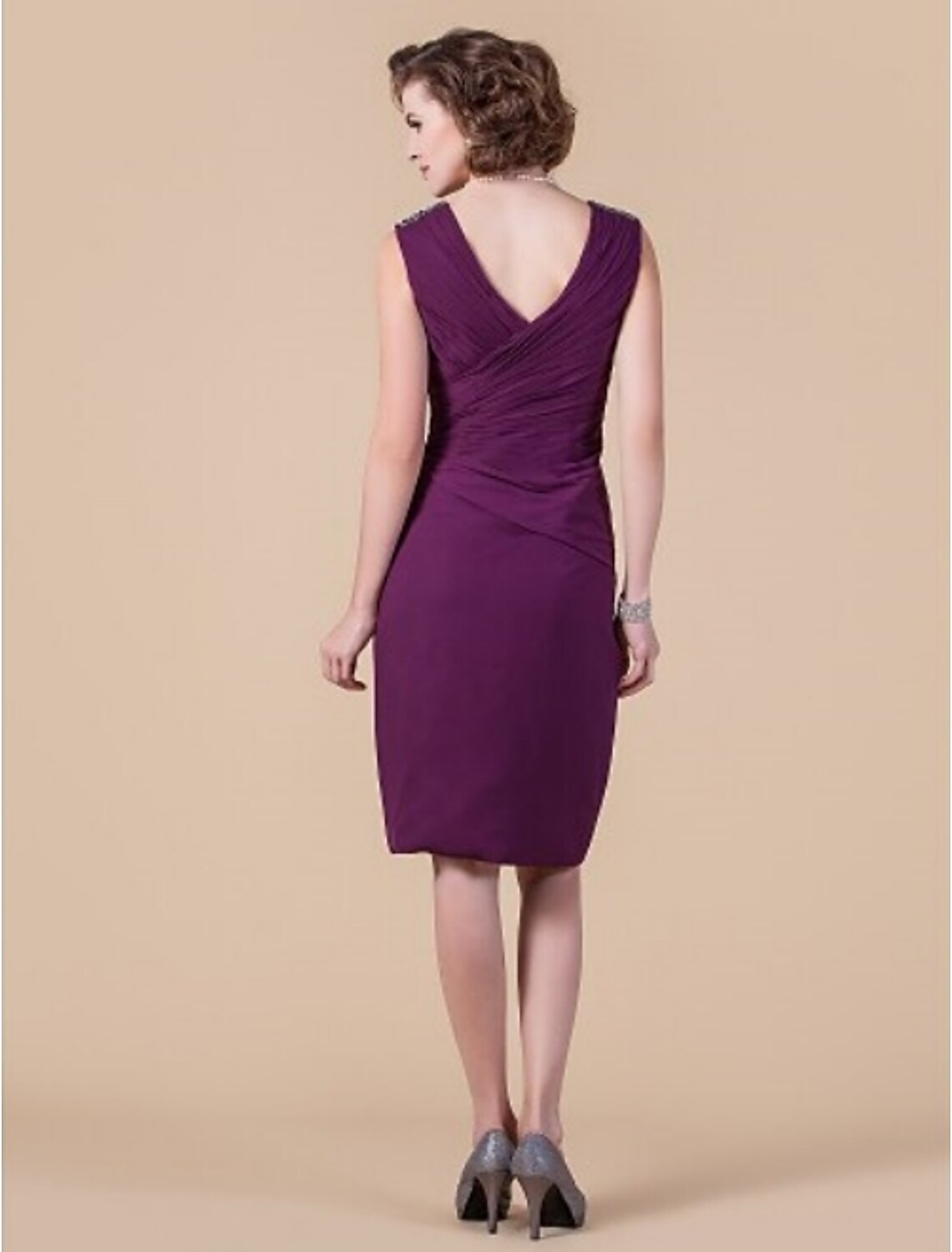 Vestido de madre de la novia con corte tubo/columna, elegante, escote en V, largo hasta la rodilla, de gasa, sin mangas, con cuentas cruzadas y drapeado lateral.