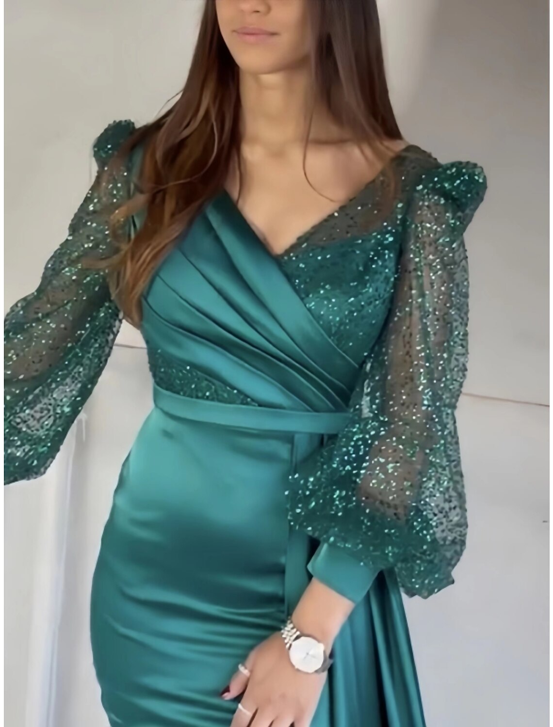 Abito da sera a trapezio, scintillante e brillante, formale, autunnale, con strascico, manica lunga, scollo a V, in raso con pieghe glitterate