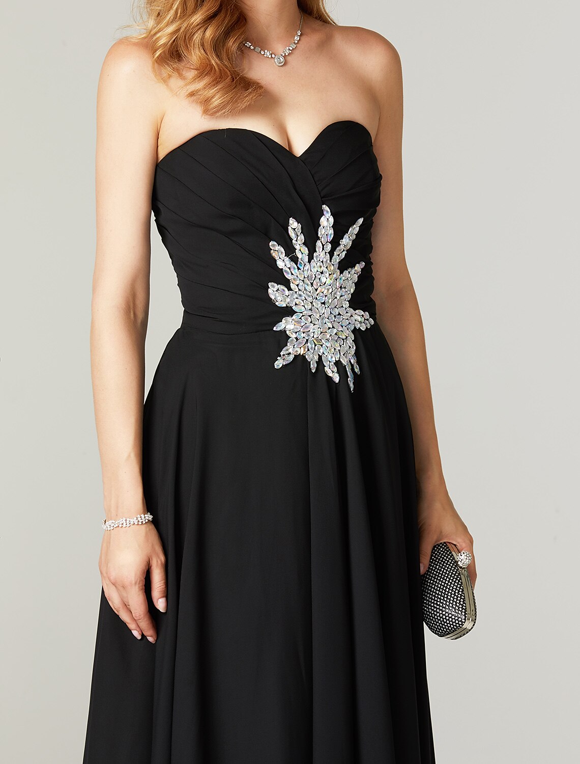 Abito a tubino/colonna minimalista per feste, cocktail party, senza maniche, in chiffon con scollo a cuore e pieghe incrociate, lunghezza al pavimento, cristalli