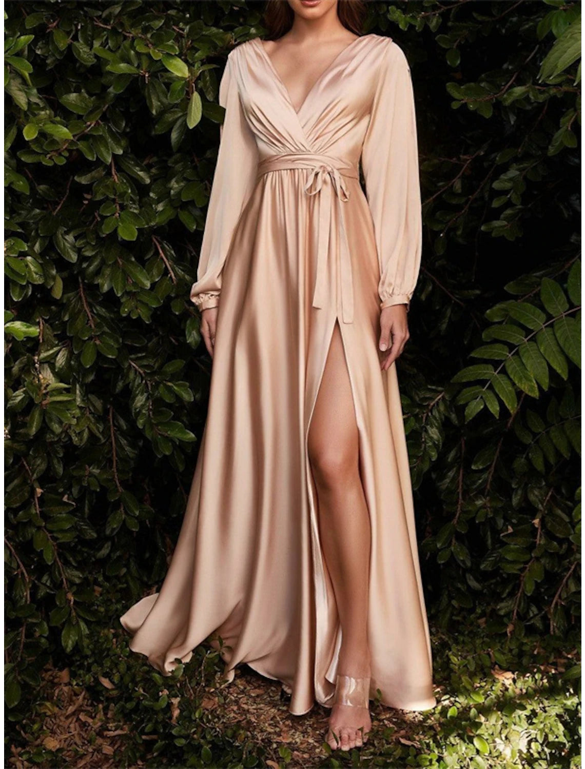 Vestido de dama de honor de corte A, escote en V, manga larga, azul, largo hasta el suelo, de gasa con abertura frontal y fruncido