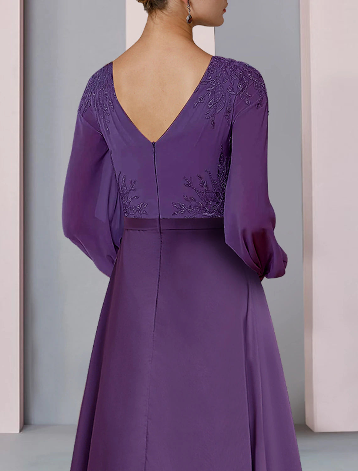 Abito da cerimonia per la madre della sposa, a tubino, con scollo a V, asimmetrico, in chiffon e pizzo, a maniche lunghe, con arricciature