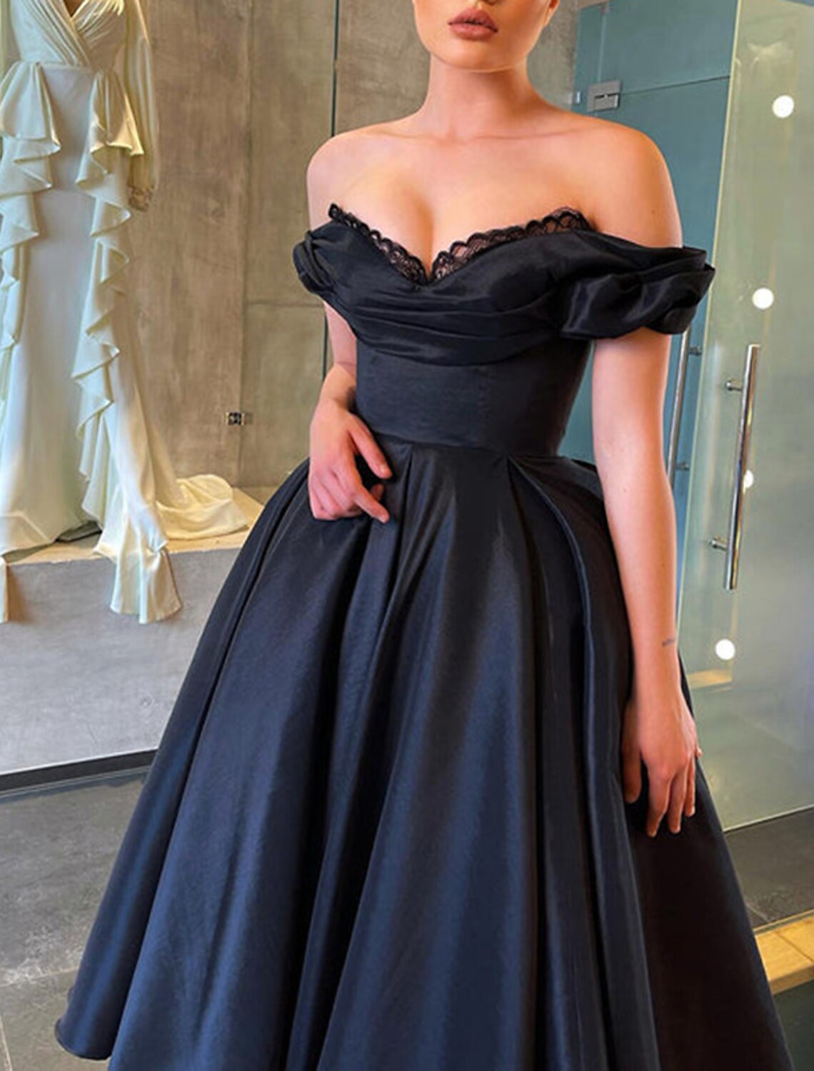 Vestido de fiesta negro de corte A, vestido vintage para fiesta de bodas, mascarada, largo hasta la rodilla, manga corta, hombros descubiertos, para invitados de boda de otoño, satén con fruncido