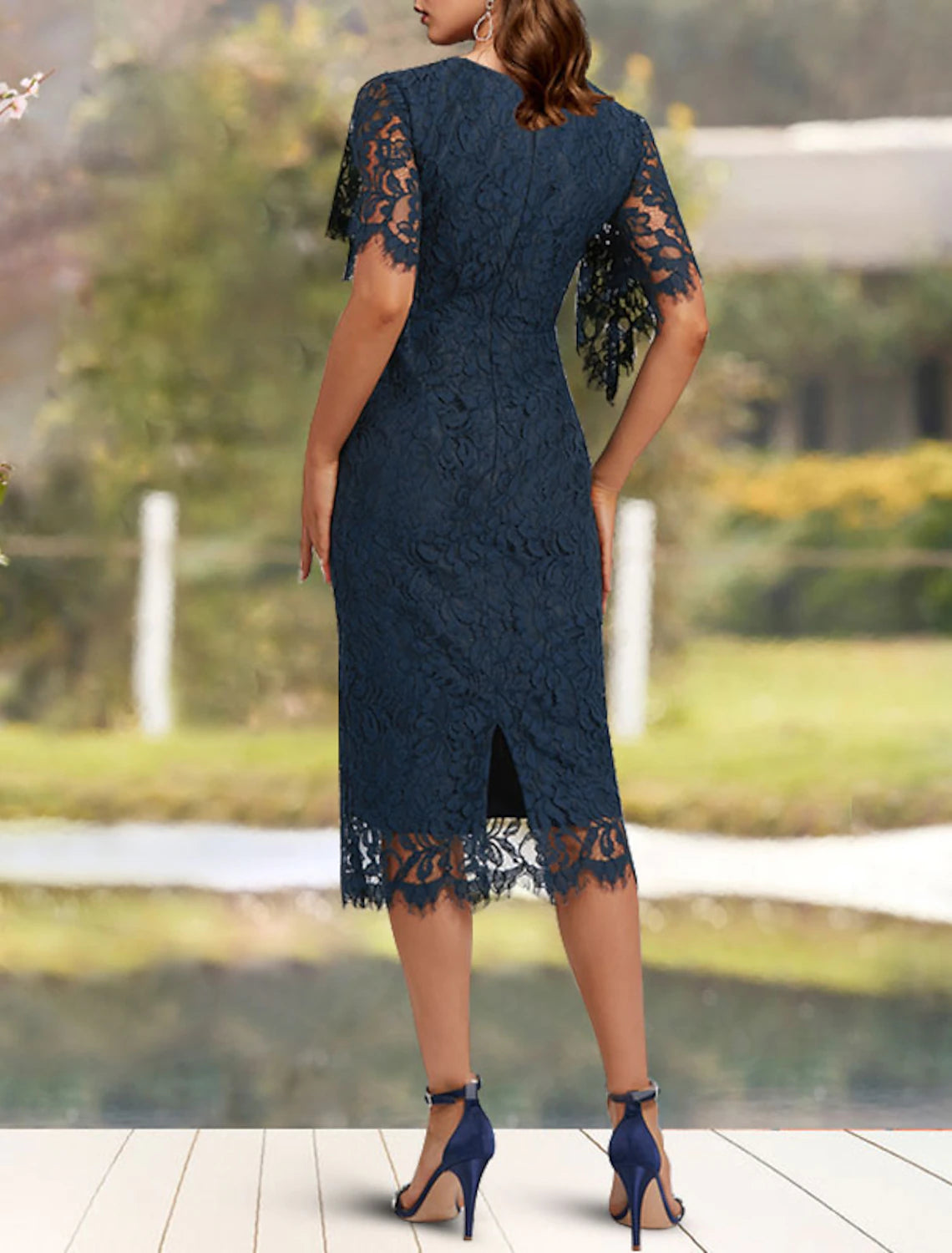 Vestido de Madre de la Novia con Corte en Columna, Elegante, para Invitadas de Boda, Escote Joya, Largo hasta la Rodilla, Encaje, Manga Corta, Color Sólido