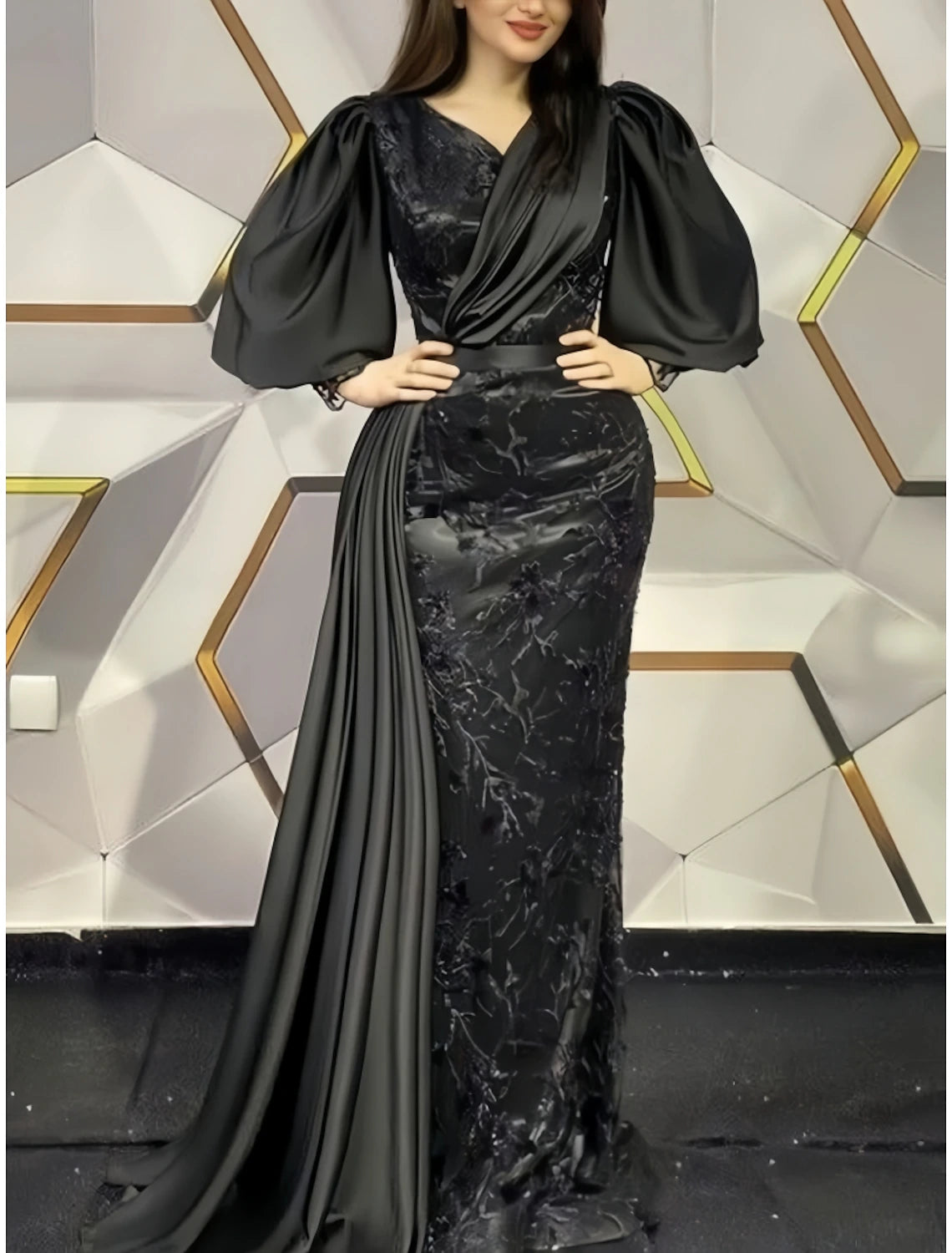 Abito da sera nero a tubino, elegante, formale, con strascico a ruota, manica lunga, scollo a V, in raso con pieghe e applicazioni 2025