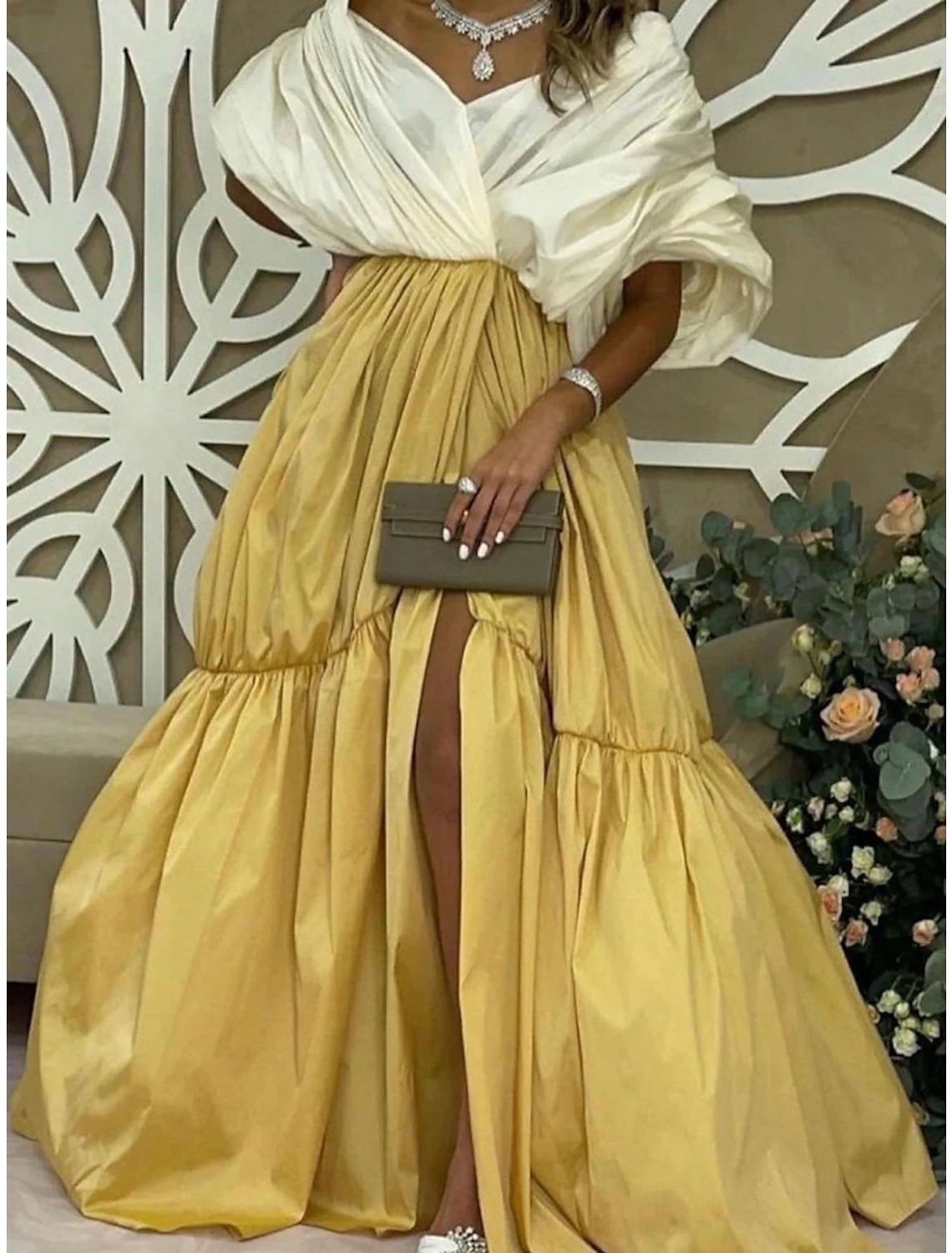 Abito da sera a trapezio, elegante, formale, con strascico a spazzola, rosso verde, mezza manica, spalle scoperte, in raso con spacco a pieghe