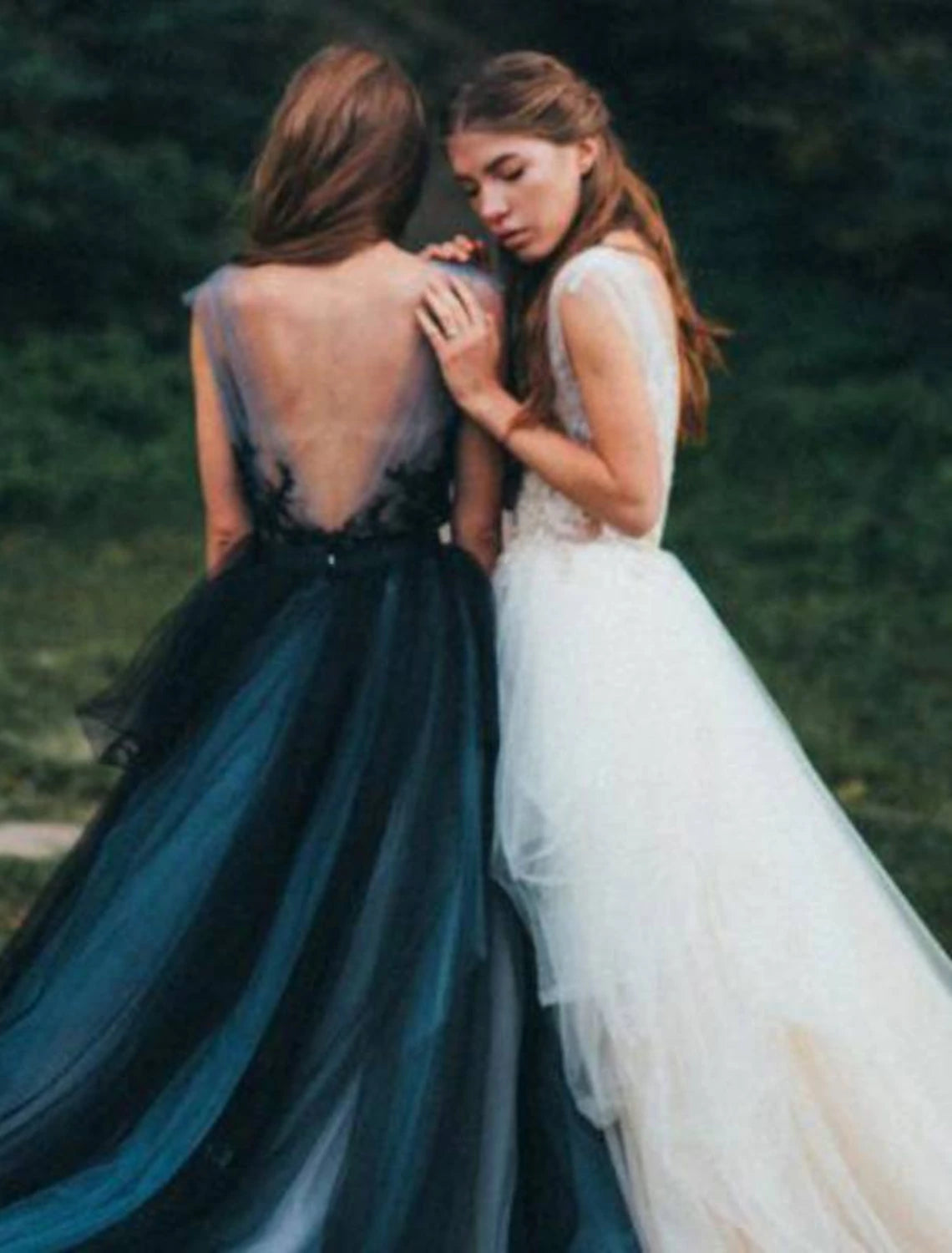 Vestido de novia negro estilo gótico de quinceañera, con bloques de color, cola larga, sin mangas, escote en V, tul, espalda en V y apliques plisados.