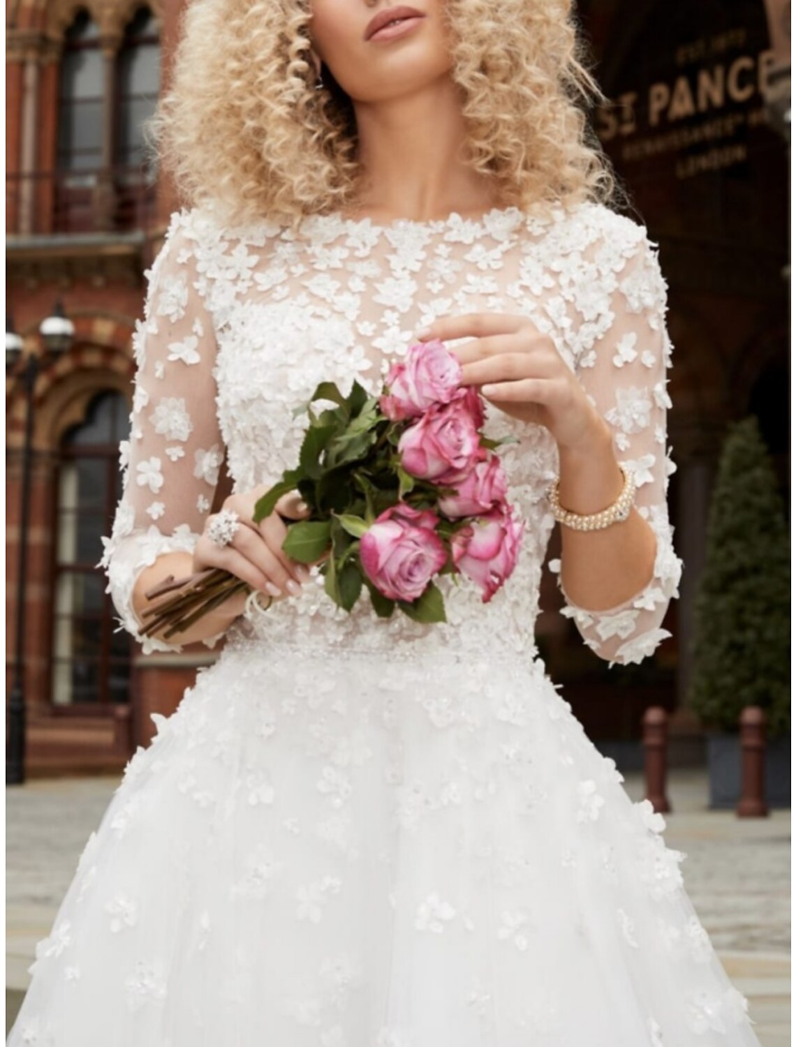 Vestidos de novia blancos cortos, corte A, escote redondo, mangas 3/4, tul asimétrico con pliegues y apliques.