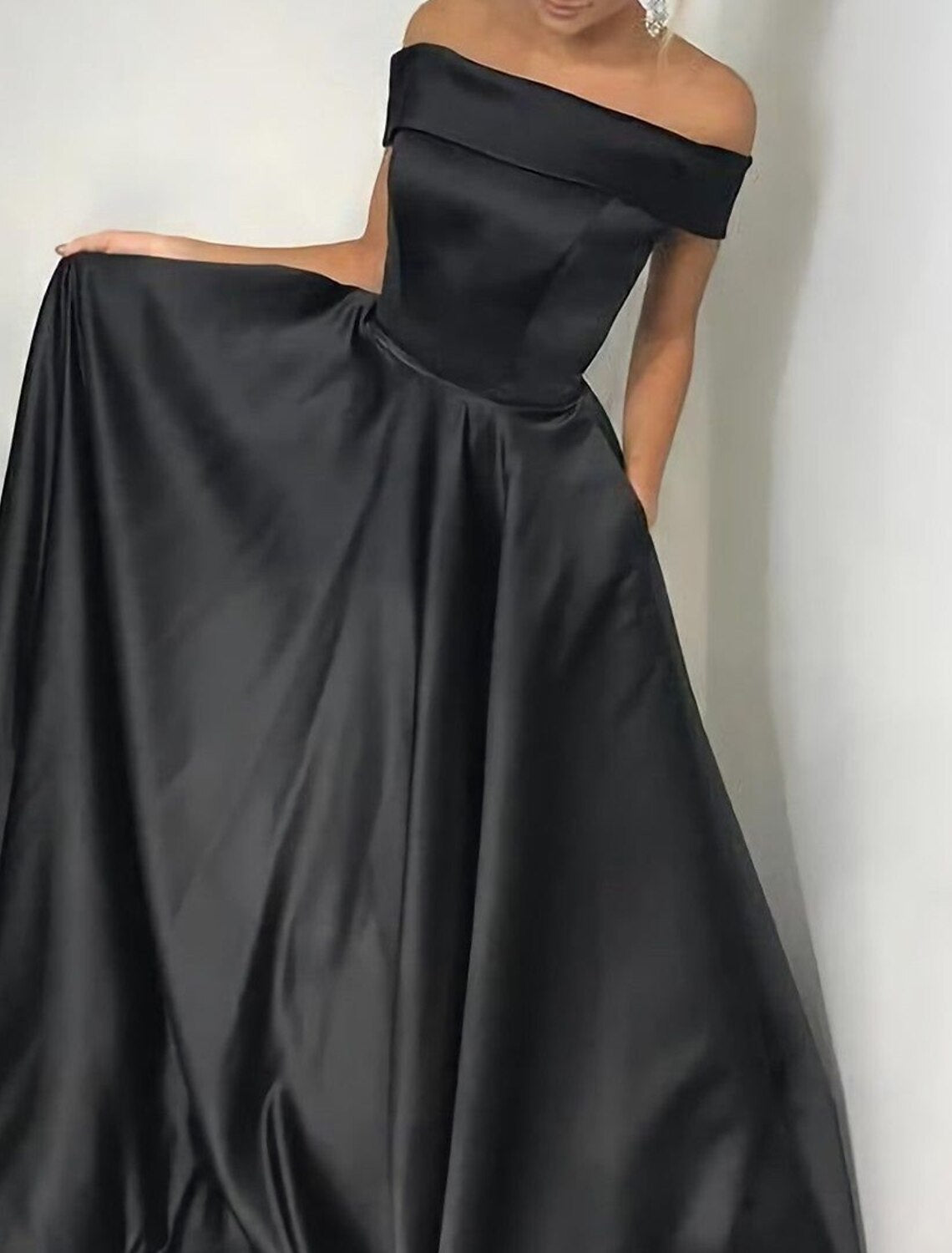 Vestido de noche elegante de corte A, color negro, talla grande, para fiesta, cóctel, cola, sin mangas, hombros descubiertos, bolsillo, satén con pliegues