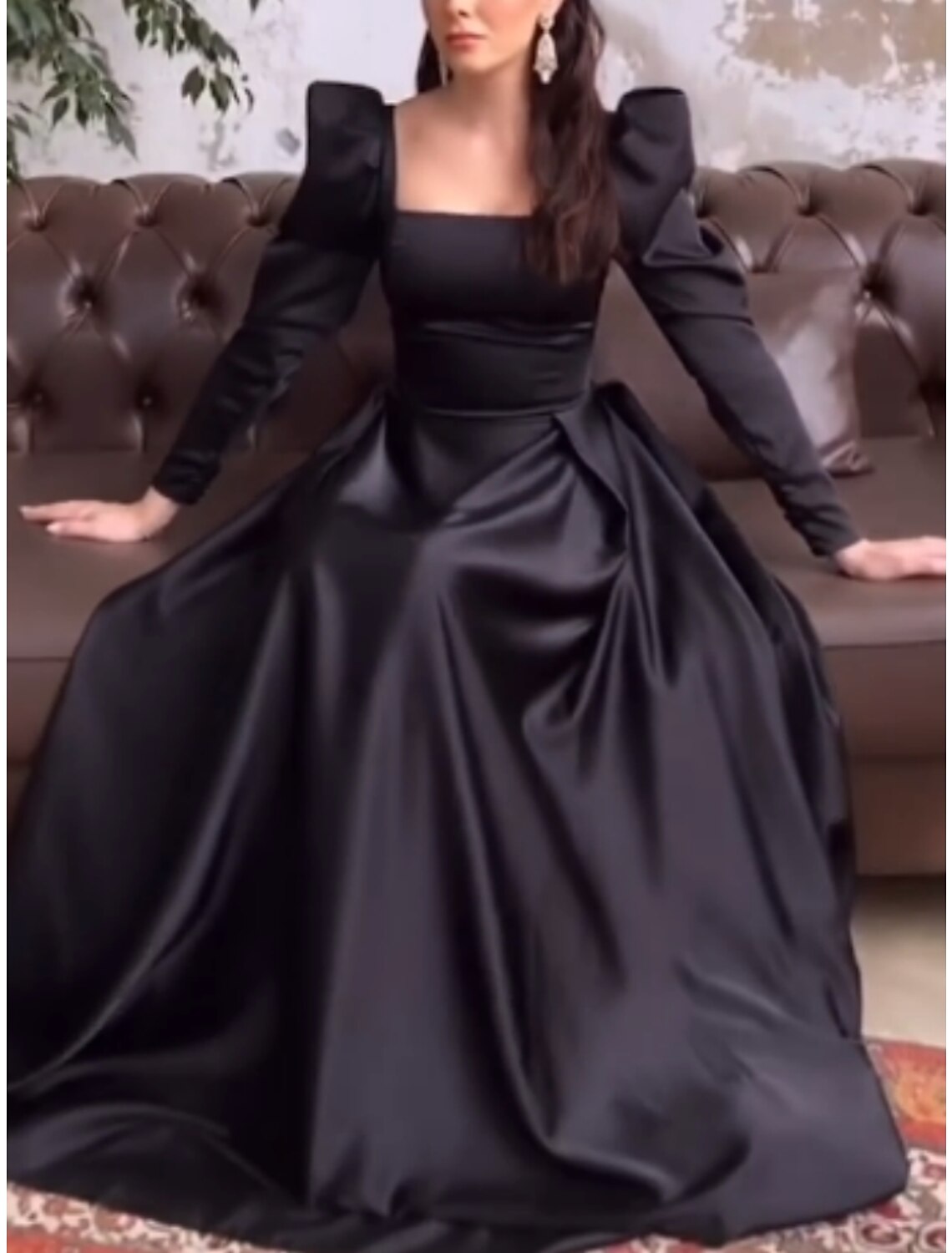 Abito da sera a trapezio, elegante, formale, natalizio, rosso, verde, con strascico a spazzola, manica lunga, scollo quadrato, raso con pieghe e arricciature, 2025