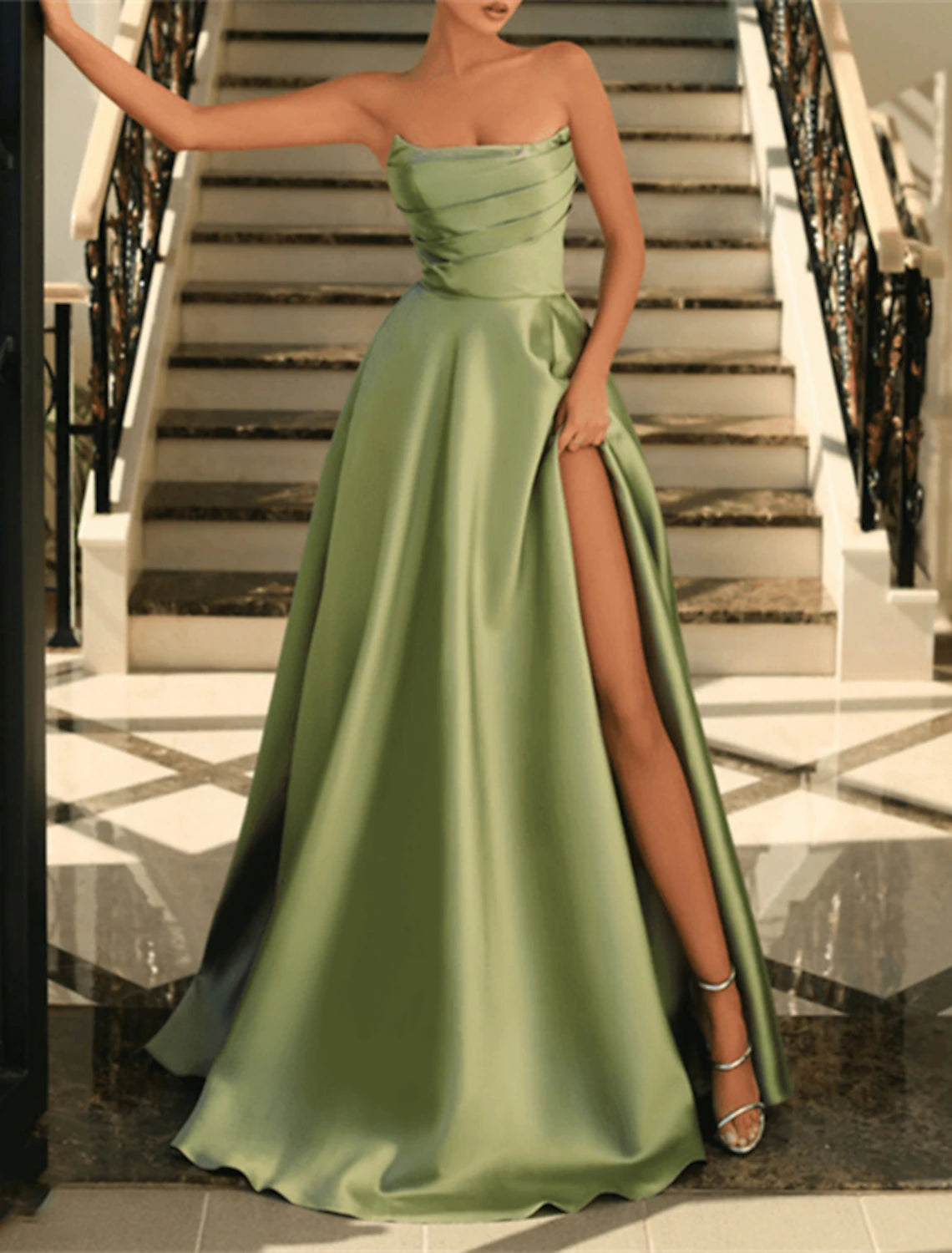 Abito da sera a trapezio, elegante abito nero, taglie forti, formale, in maschera, lungo fino al pavimento, senza maniche, senza spalline, in raso con spacco arricciato