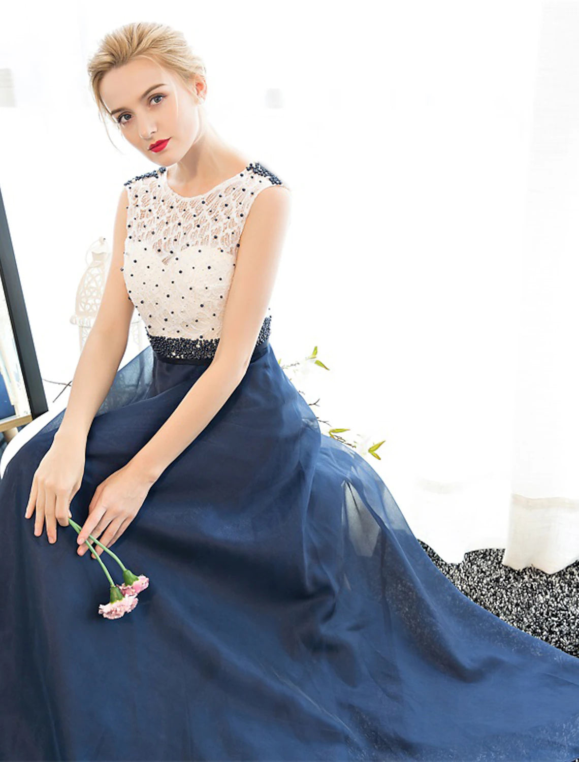 Abito elegante a trapezio, da cerimonia, da ballo, senza maniche, in tulle con scollo a V e pizzo con perline