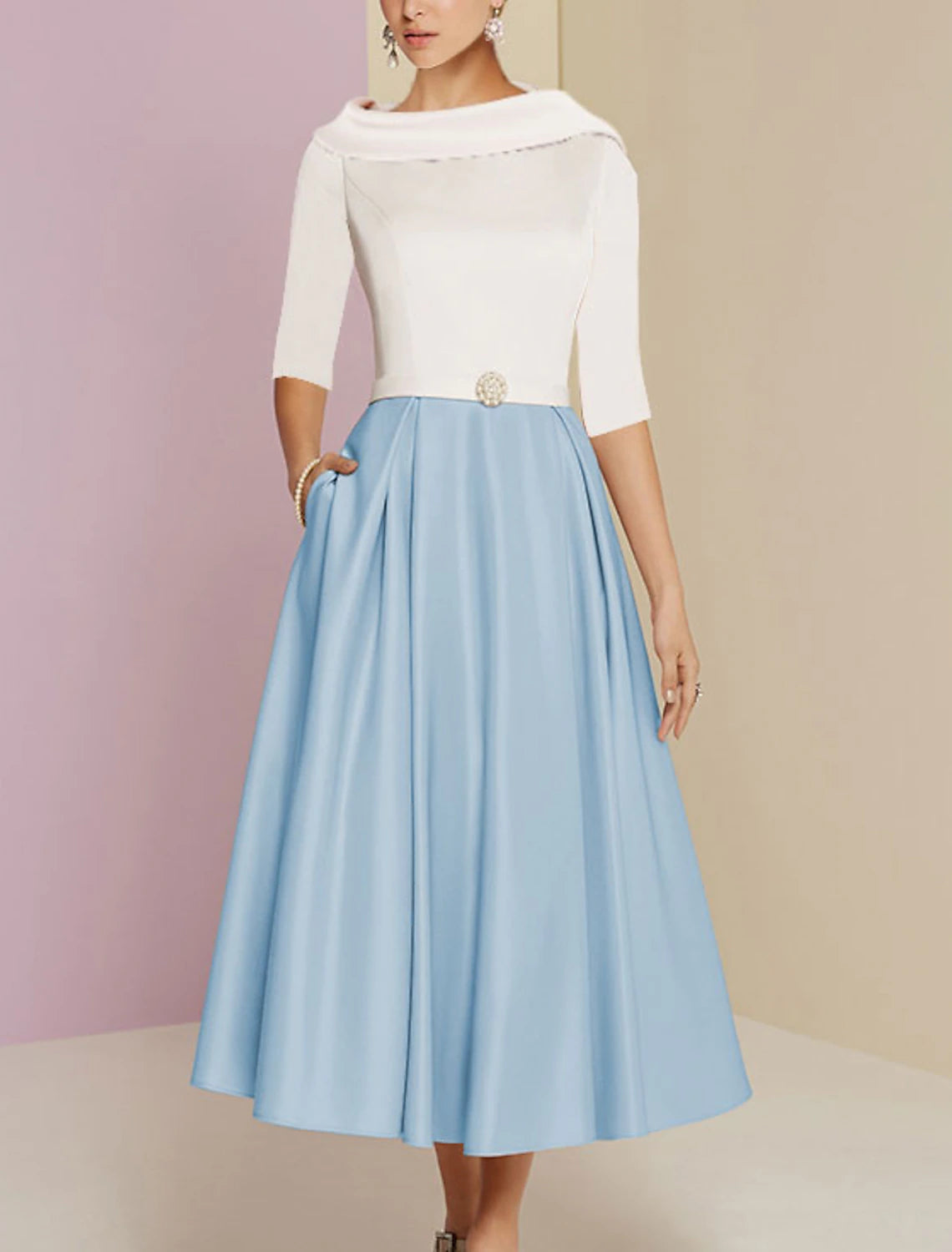 Abito da cerimonia per la madre della sposa, a trapezio, elegante, stile vintage, con scollo gioiello, lunghezza tè, in charmeuse, mezza manica, con pieghe e cristalli