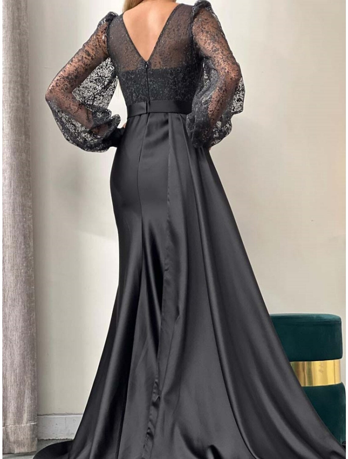 Abito da sera a trapezio, elegante, formale, rosso, verde, natalizio, con strascico, manica lunga, scollo a V, in raso con pieghe e spacco arricciato, 2025