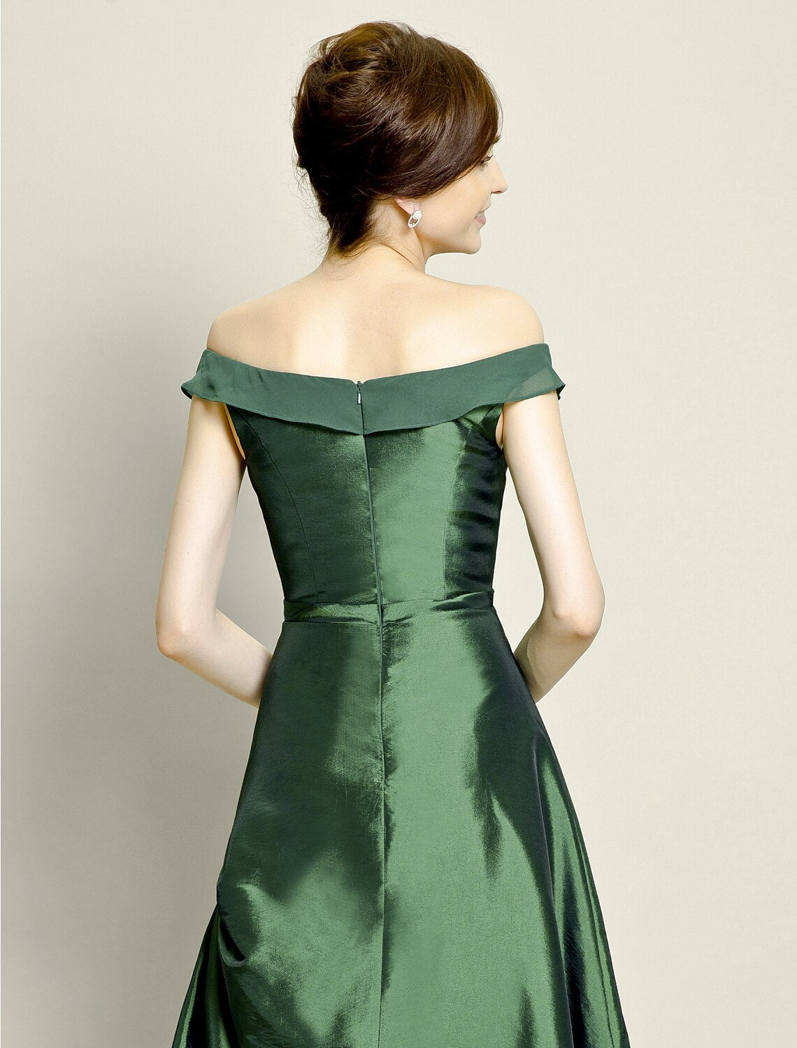 Abito da madre della sposa a trapezio, elegante, asimmetrico, in chiffon e taffetà, con spalle scoperte, maniche corte, gonna rialzata, fiocco/i e perline