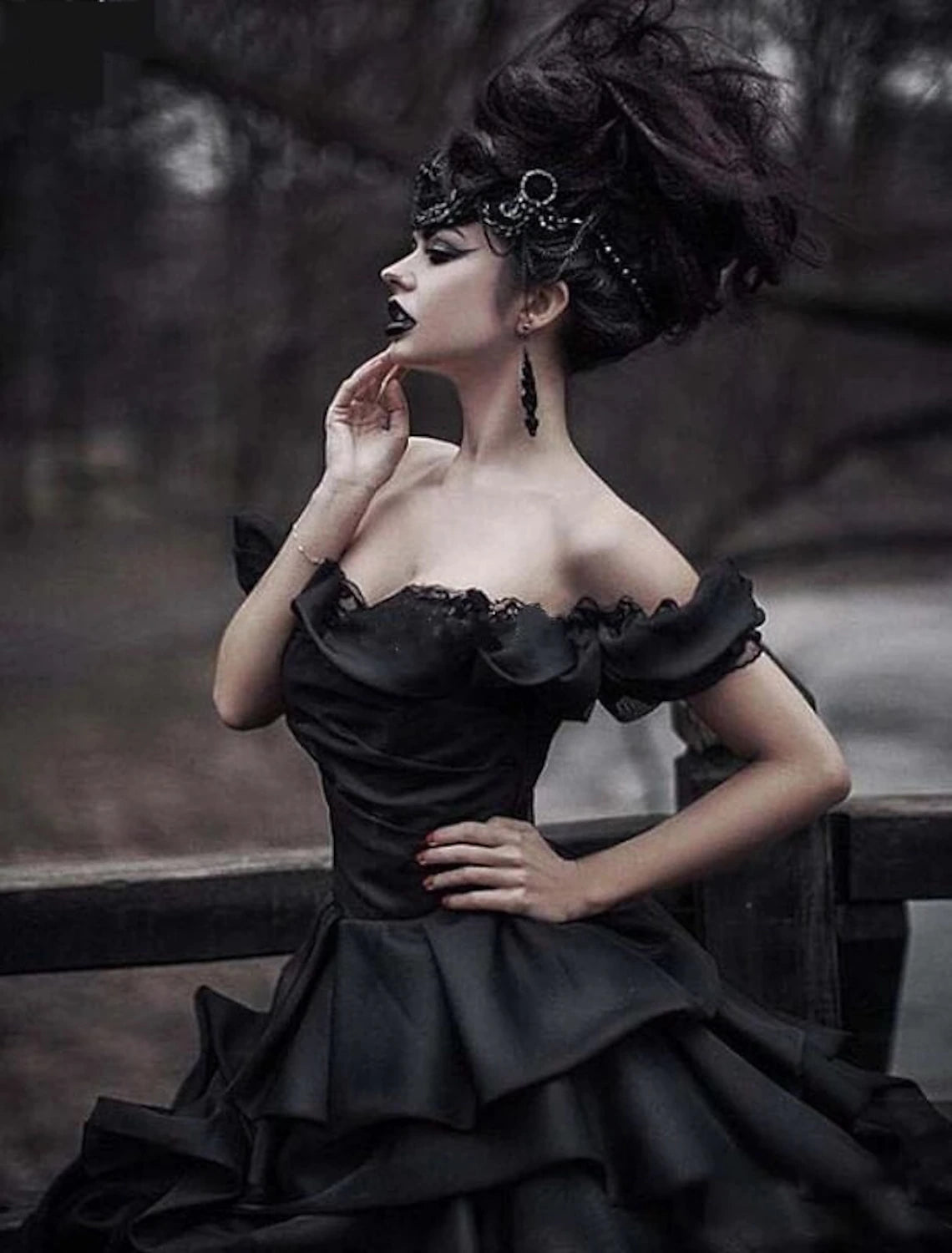 Vestidos de novia góticos de compromiso, vestido de baile, hombros descubiertos, manga corta, cola de corte, vestidos de novia de satén con encaje fruncido