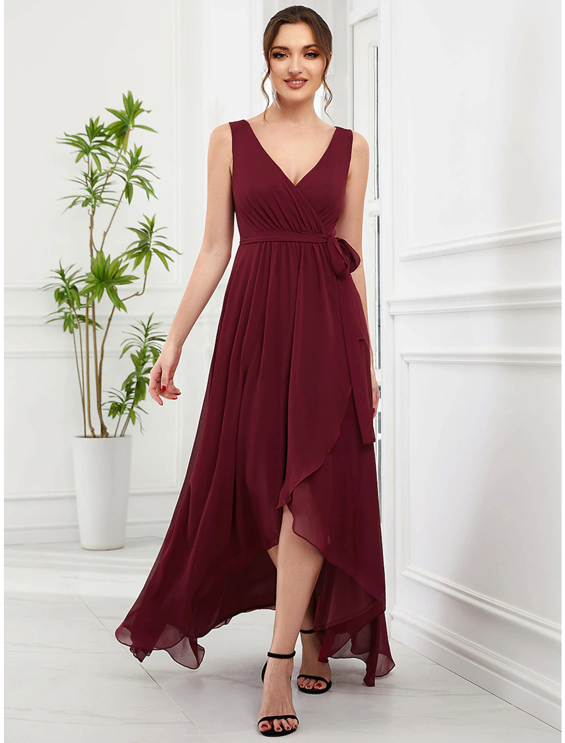 Abiti da sposa a trapezio, eleganti, da festa, asimmetrici, senza maniche, con scollo a V, in chiffon con volant e spalline.