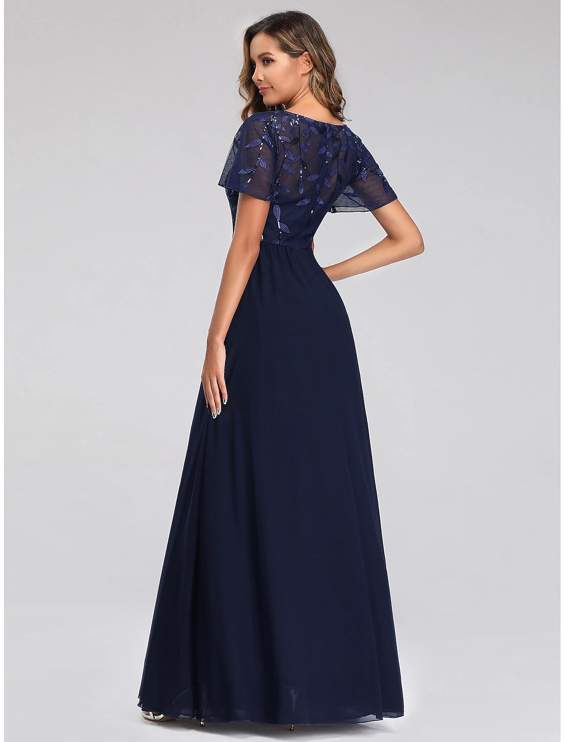 Abiti da sposa a trapezio, eleganti, autunnali, lunghi fino al pavimento, a maniche corte, con scollo a V, in tulle con applicazioni di paillettes
