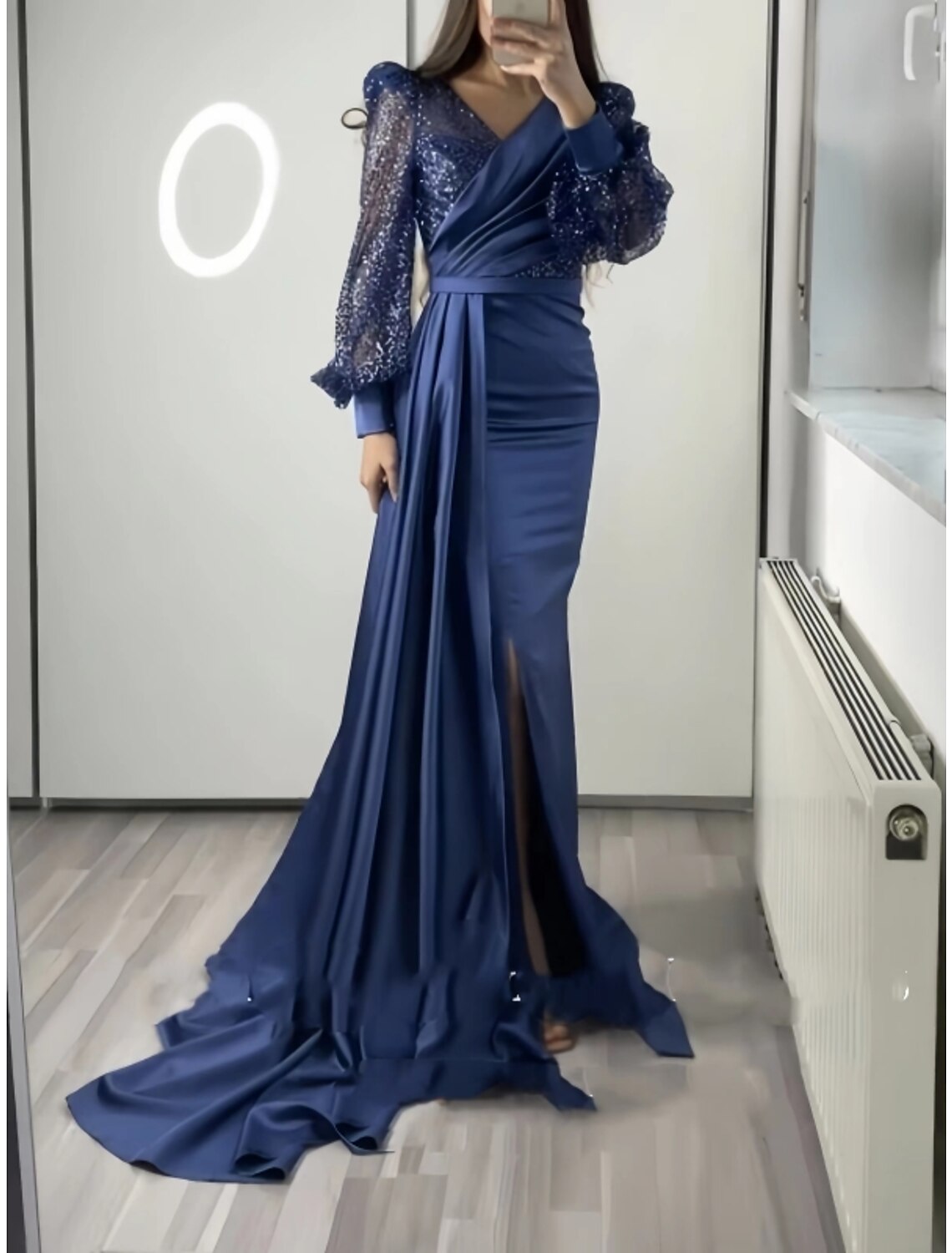 Abito da sera a trapezio, scintillante e brillante, formale, autunnale, con strascico, manica lunga, scollo a V, in raso con pieghe glitterate