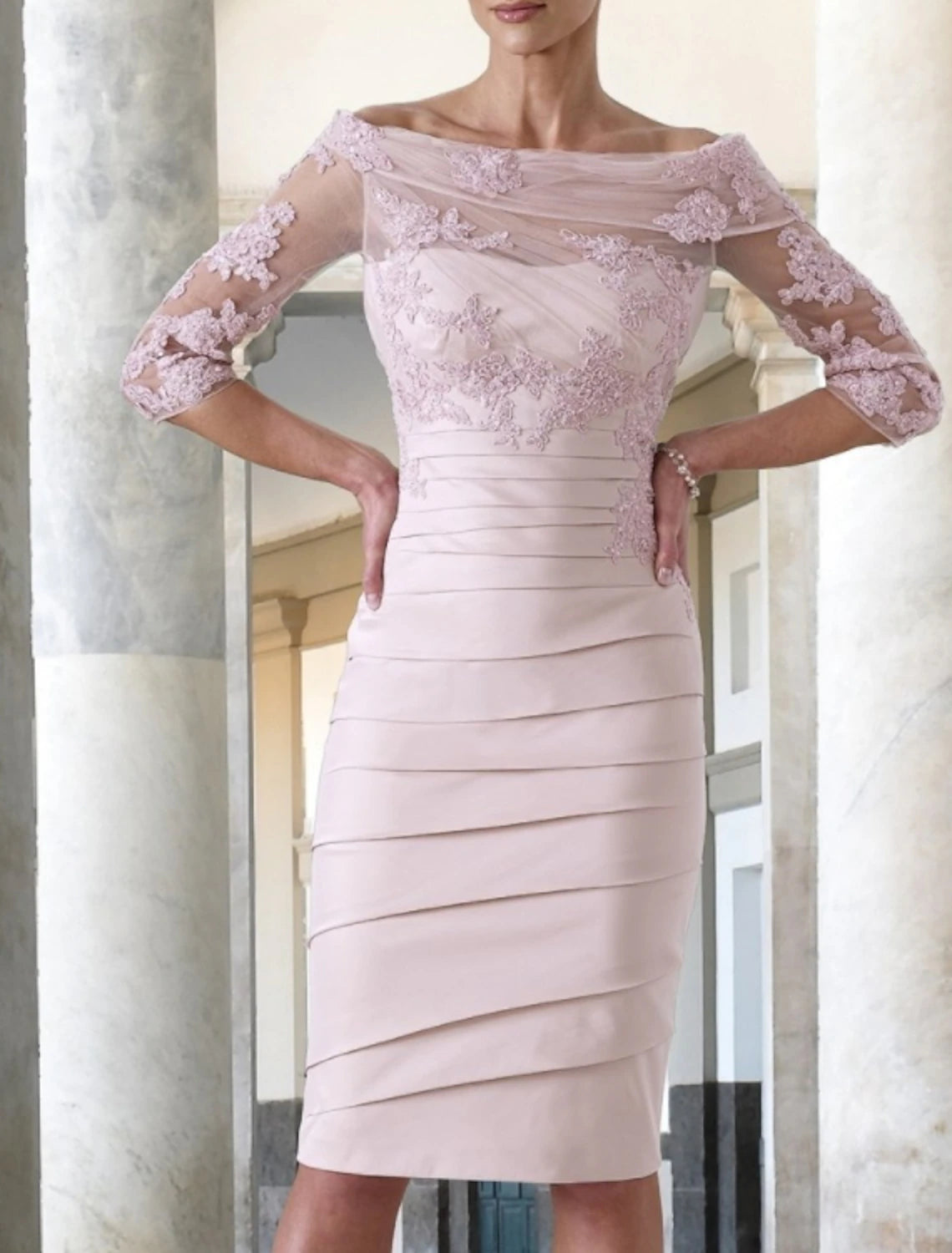 Abito da cerimonia per la madre della sposa, a tubino, elegante, con scollo a cuore, lunghezza al ginocchio, in taffetà, mezza manica, con applicazioni e arricciature