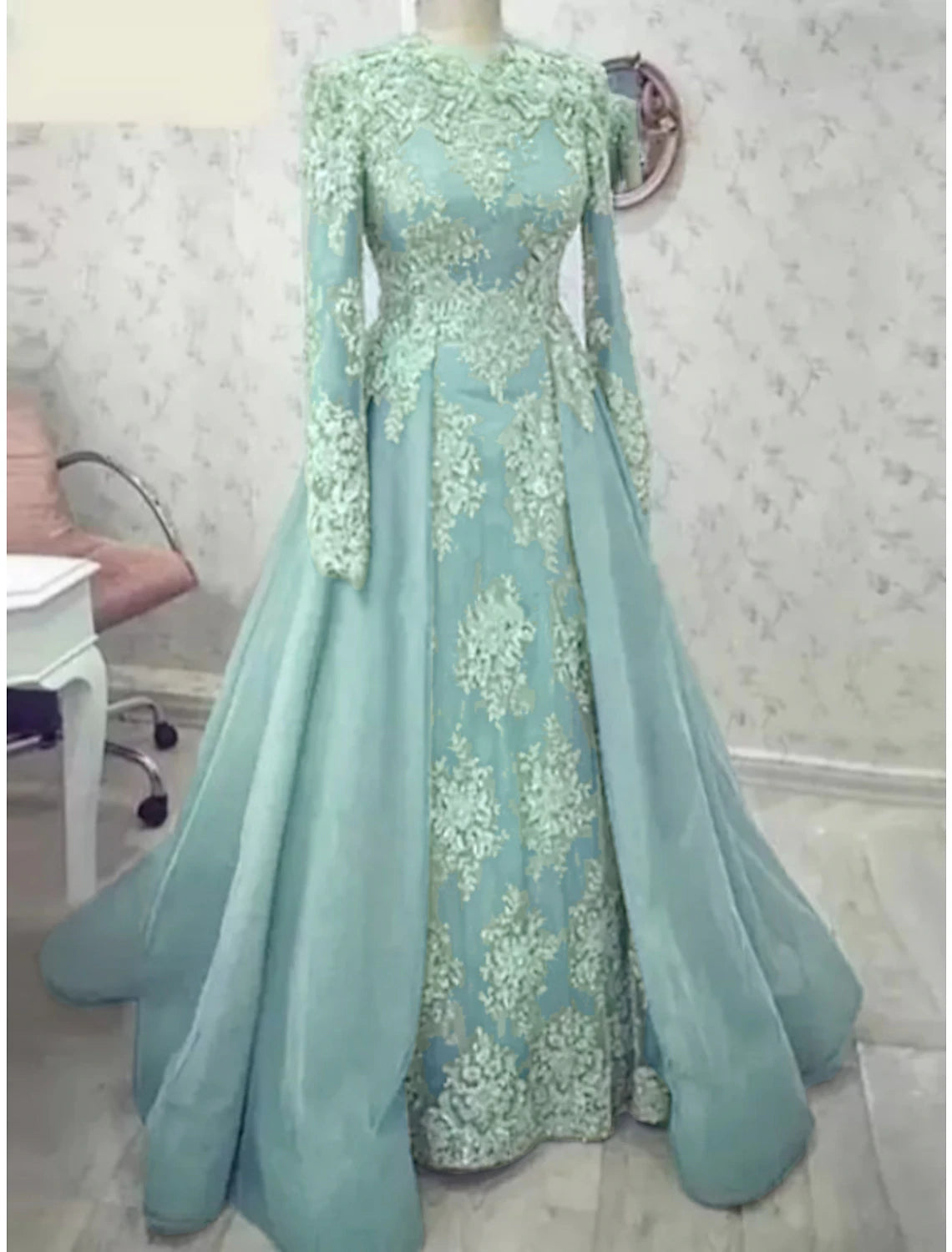 Abito da madre della sposa a trapezio, elegante, formale, da festa, lussuoso, con scollo a cuore, strascico a ruota, in raso, pizzo, maniche lunghe, con pieghe, tinta unita