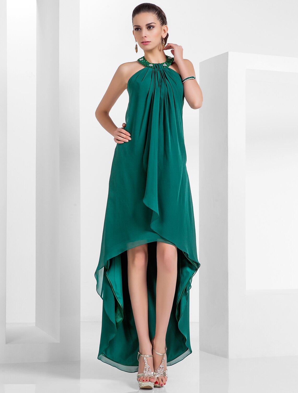 Vestido de cóctel de corte A, rojo y verde navideño, para invitadas de boda, cóctel, asimétrico, sin mangas, cuello halter, de gasa, sin espalda, con pliegues y abalorios.