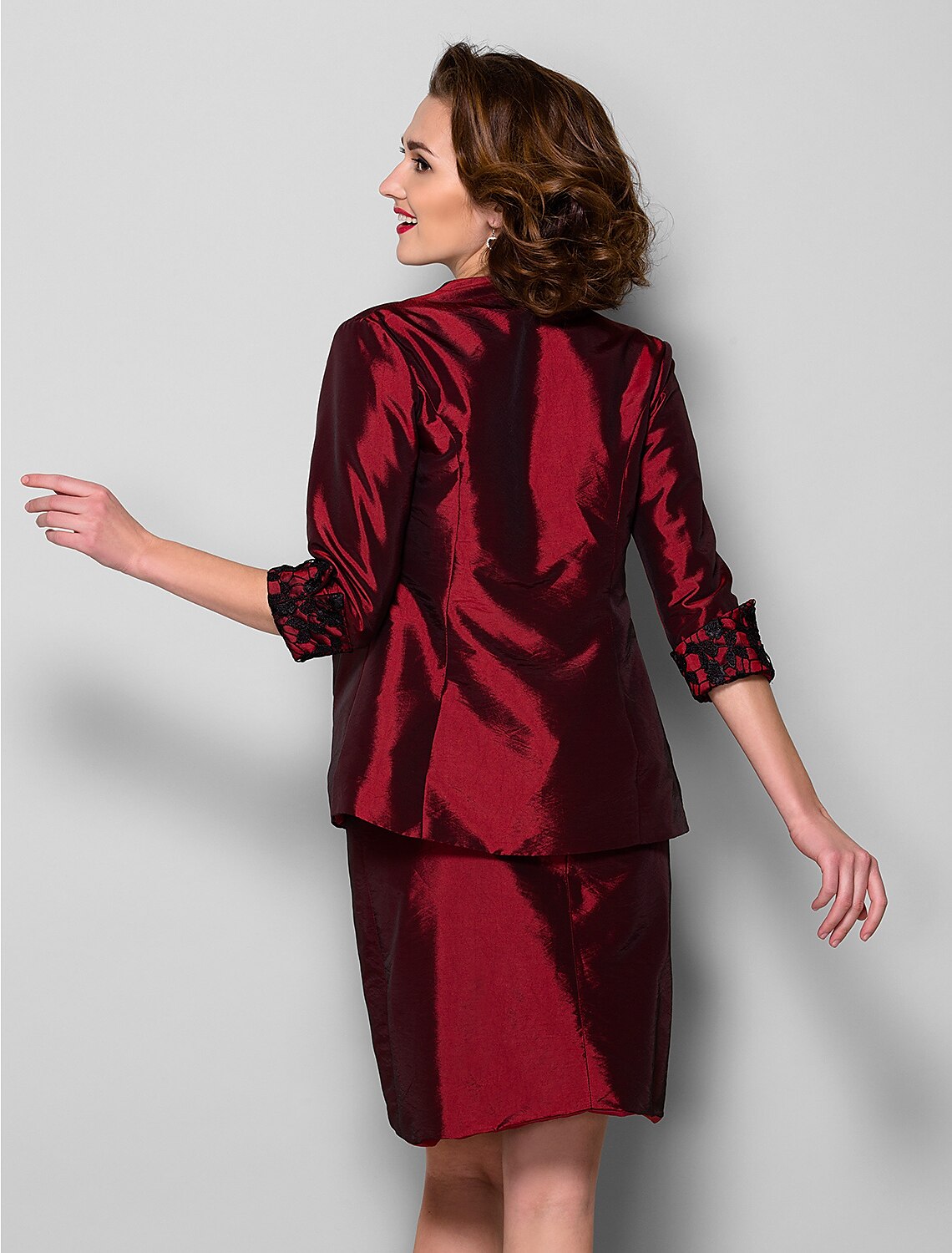 Vestido de madre de la novia con corte tubo/columna, chal incluido, escote redondo, largo hasta la rodilla, tafetán, manga 3/4 con faja/cinta de encaje