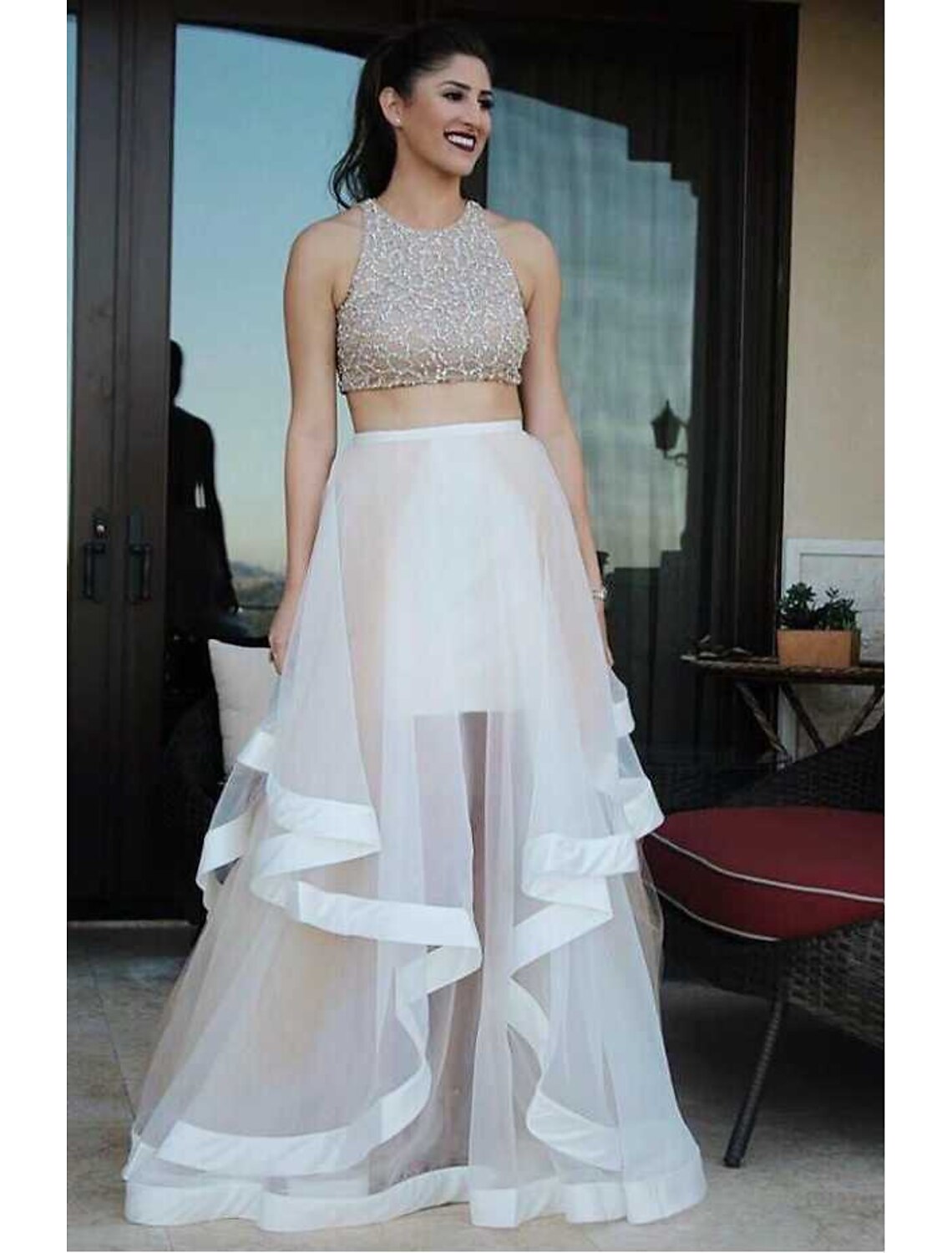 Vestido de fiesta de dos piezas con brillo y pedrería, largo hasta el suelo, sin mangas, cuello halter, organza con lentejuelas