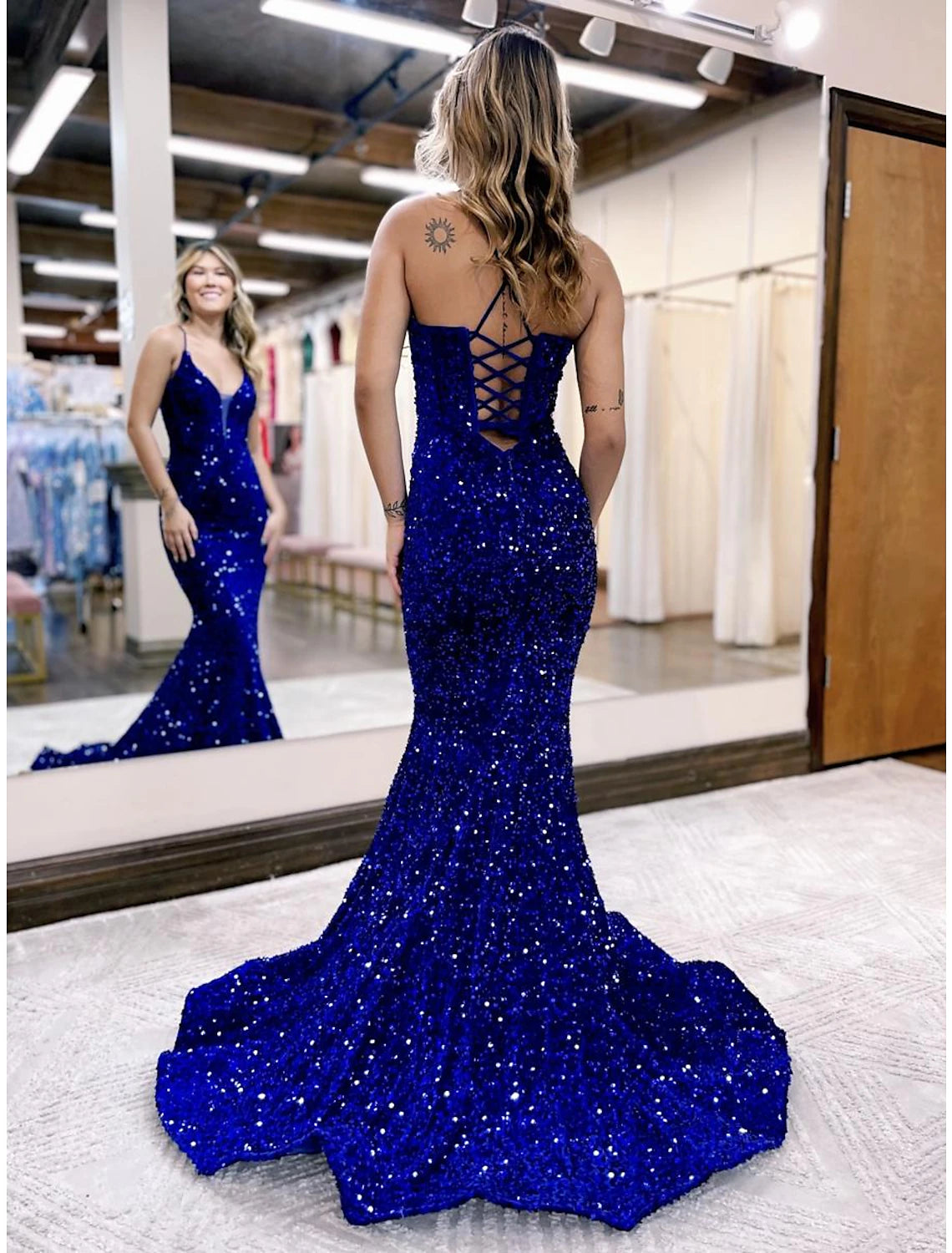 Vestido de noche de sirena/trompeta con brillo y destellos, vestido formal de fiesta, cola de corte, sin mangas, cuello en V, lentejuelas, espalda descubierta con lentejuelas