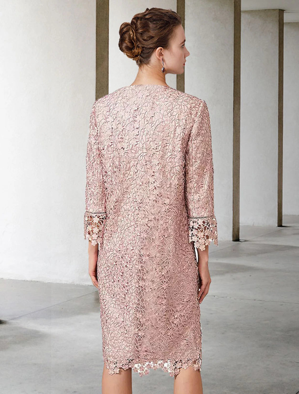 Vestido de dos piezas para madre de la novia, elegante, estilo iglesia, con escote joya, largo hasta la rodilla, de gasa, con encaje, manga corta, chaqueta y apliques