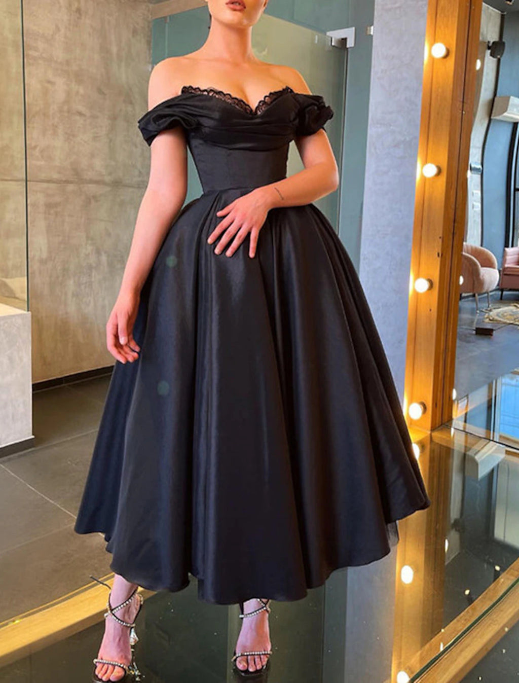 Vestido de fiesta negro de corte A, vestido vintage para fiesta de bodas, mascarada, largo hasta la rodilla, manga corta, hombros descubiertos, para invitados de boda de otoño, satén con fruncido