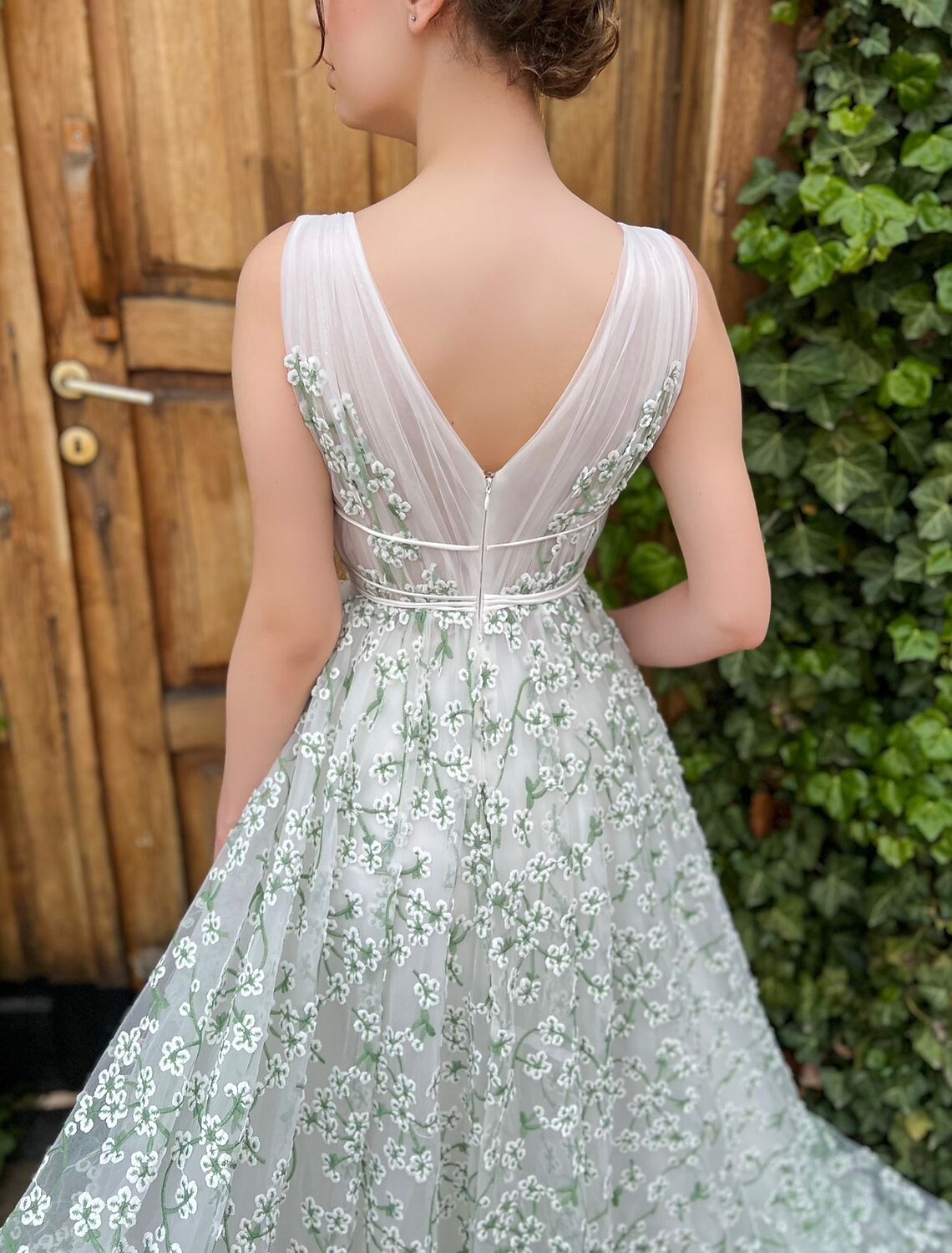 Abito da sera a trapezio con scollo a V, in tulle con spalline, senza maniche, con scollo a V e strascico a ruota