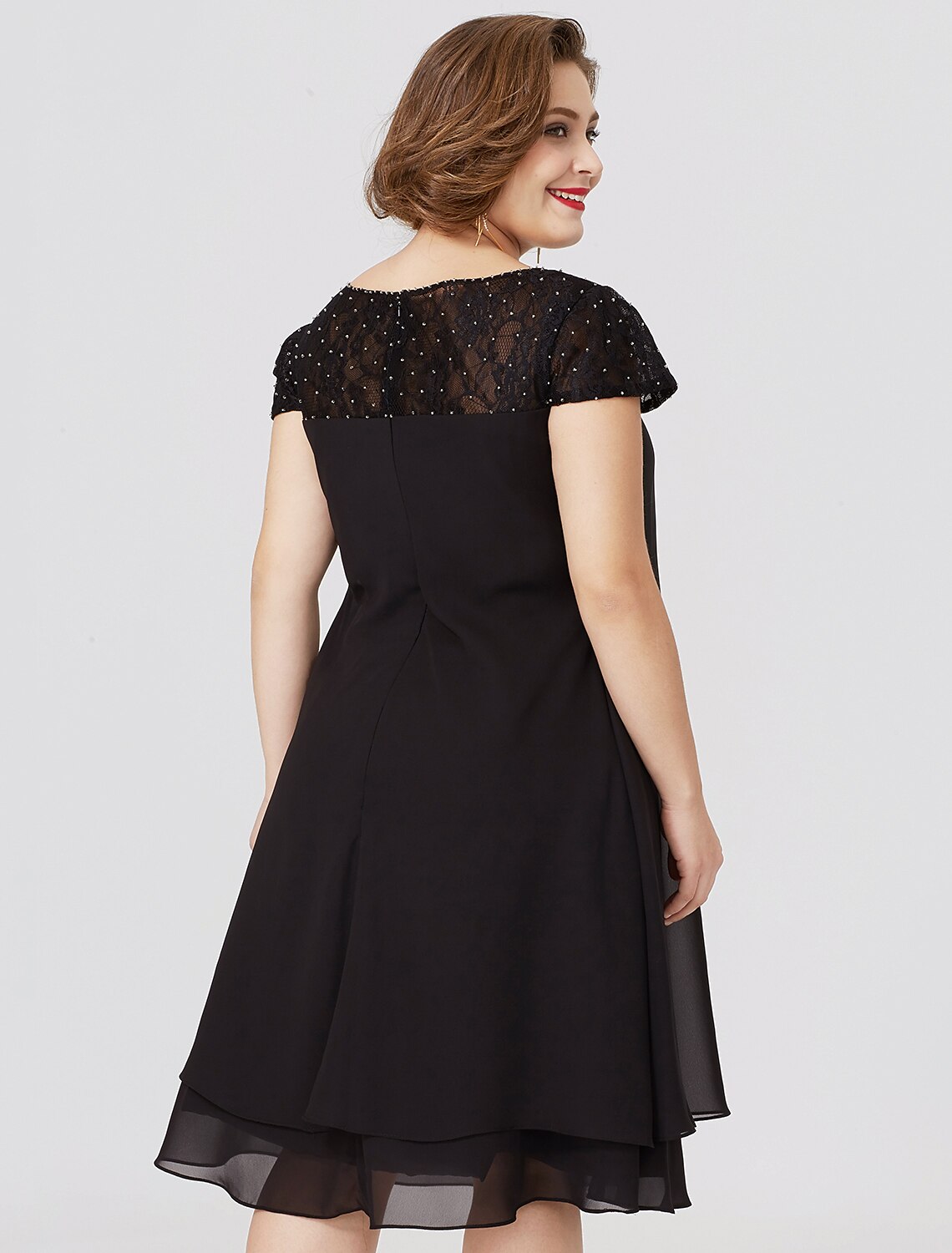 Vestido de madre de la novia con corte tubo/columna, formal, negro, talla grande, transparente, cuello joya, largo hasta la rodilla, gasa, encaje, manga corta, sin pliegues, con inserción de encaje y abalorios