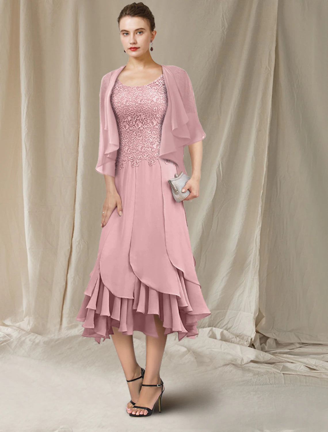 Vestido elegante de sirena/trompeta para madre de la novia, cuello joya alto y bajo, asimétrico, largo hasta la rodilla, de gasa con encaje, manga corta, cruzado incluido con volantes de encaje