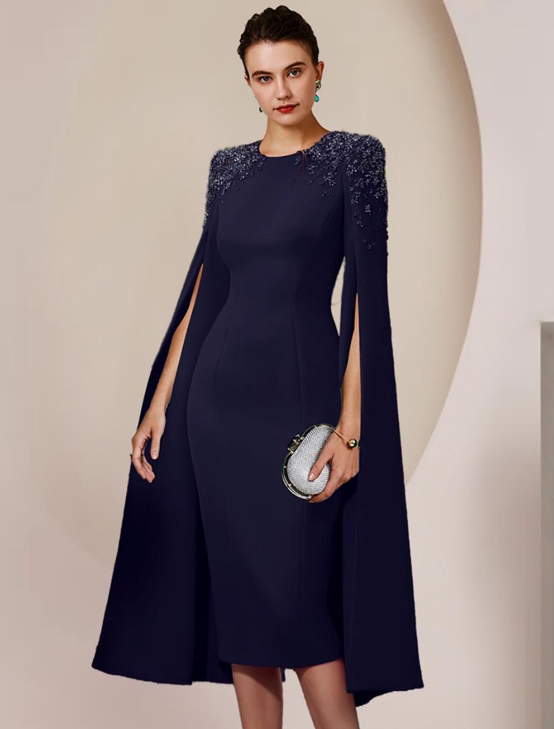 Vestido de madre de la novia con corte tubo/columna, elegante, escote redondo, largo hasta la rodilla, de gasa, manga larga y cuentas.