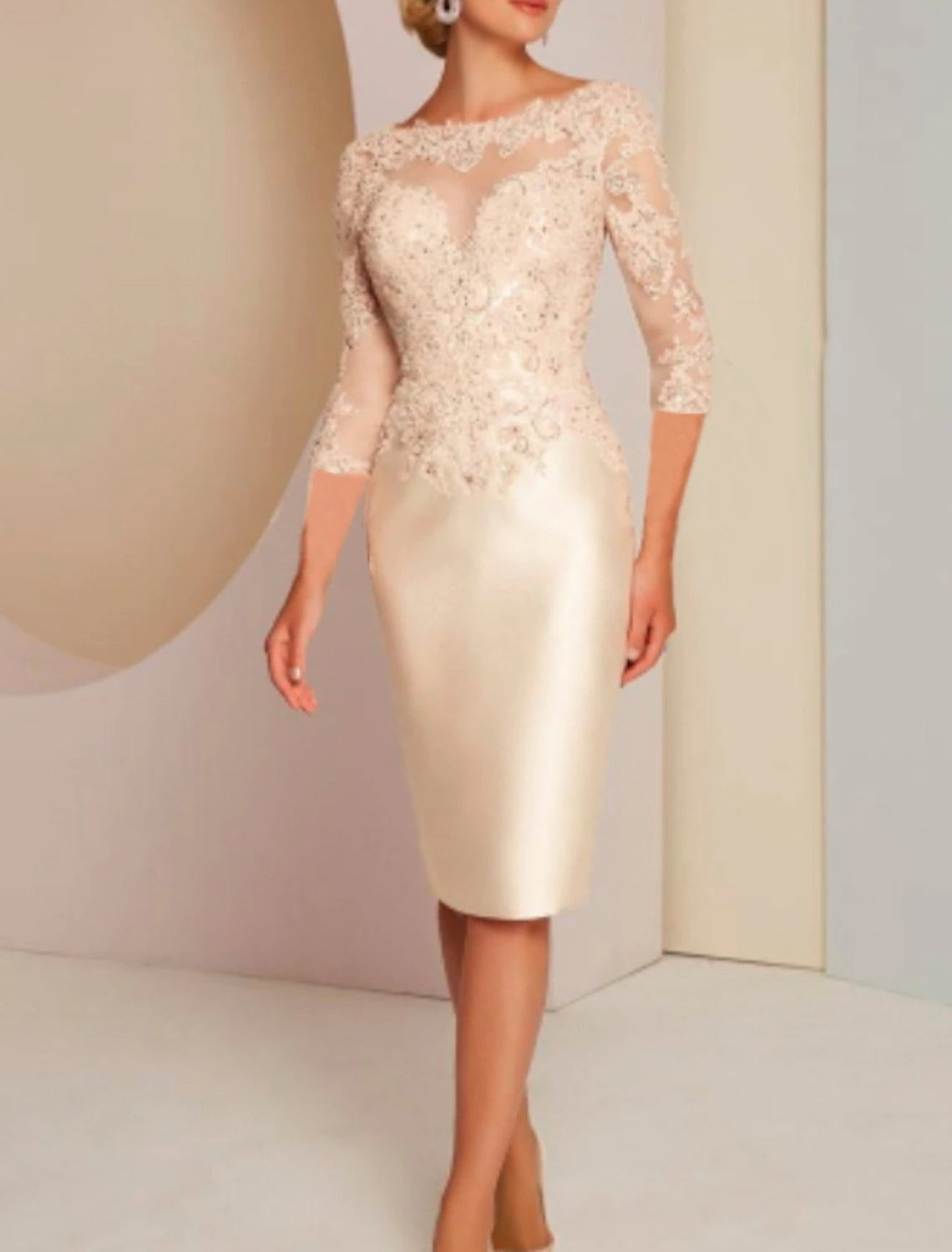 Abito da cerimonia per la madre della sposa, a tubino, elegante, in charmeuse, con scollo a cuore, lunghezza al ginocchio, maniche a 3/4 e applicazioni