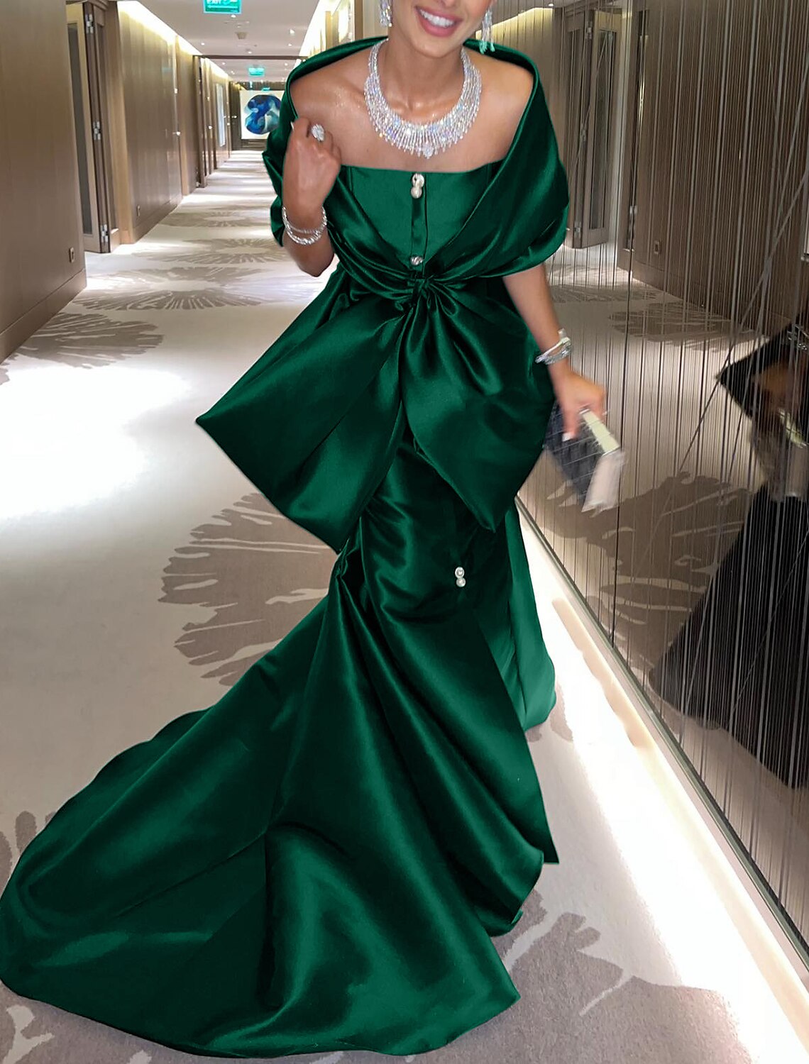 Vestido de noche elegante de sirena/trompeta, vestido formal de corte, cola, media manga, hombros descubiertos, satén con lazo(s) y abertura