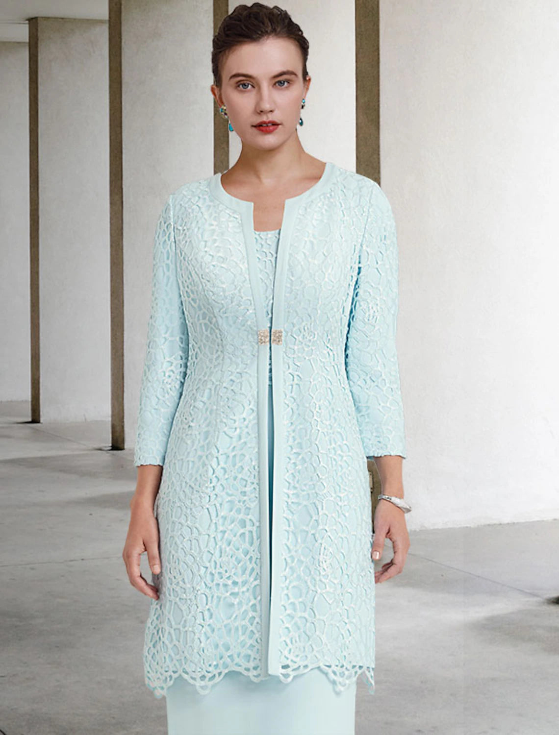 Vestido de dos piezas para madre de la novia, elegante, de invierno, con chaqueta, media manga, escote redondo, largo hasta la rodilla, encaje, gasa, broche de cristal.