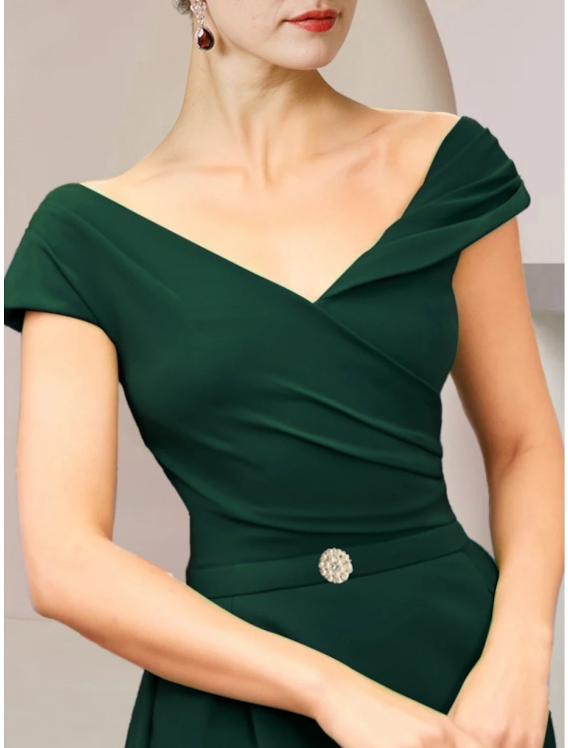 Abito da cerimonia per la madre della sposa, a tubino, con scollo a V, lunghezza alla caviglia, in tessuto, maniche corte, con pieghe e spilla di cristallo