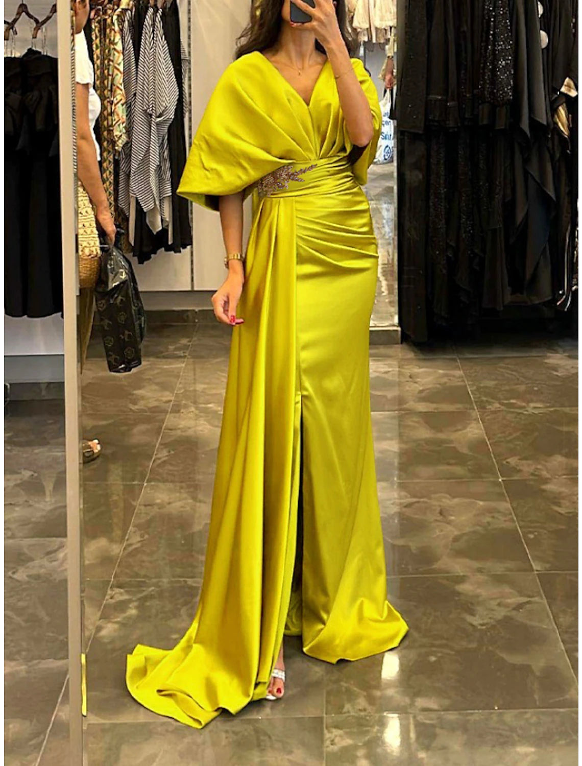 Vestido de noche elegante con corte en forma de columna, corte formal, cola larga, media manga, escote en V, satén, pliegues, fruncido y cristales.