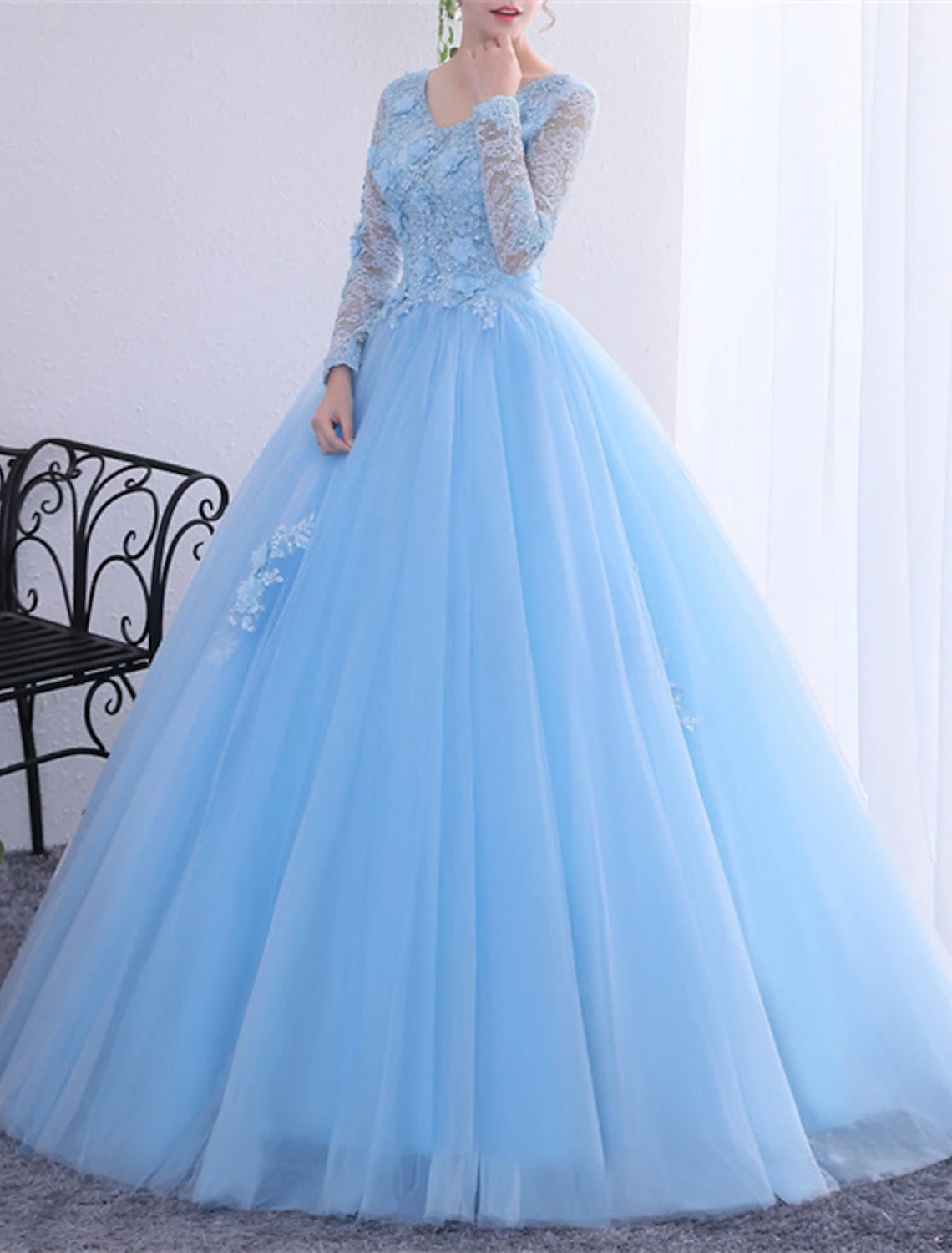 Vestido de quinceañera estilo princesa, largo hasta el suelo, manga larga, escote en V, poliéster con apliques de cristales.