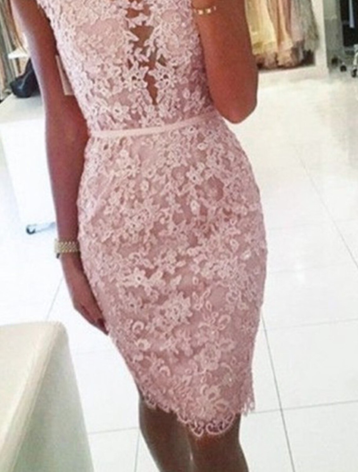 Vestido de fiesta corto/mini sin mangas con escote en V y encaje rosa con apliques.