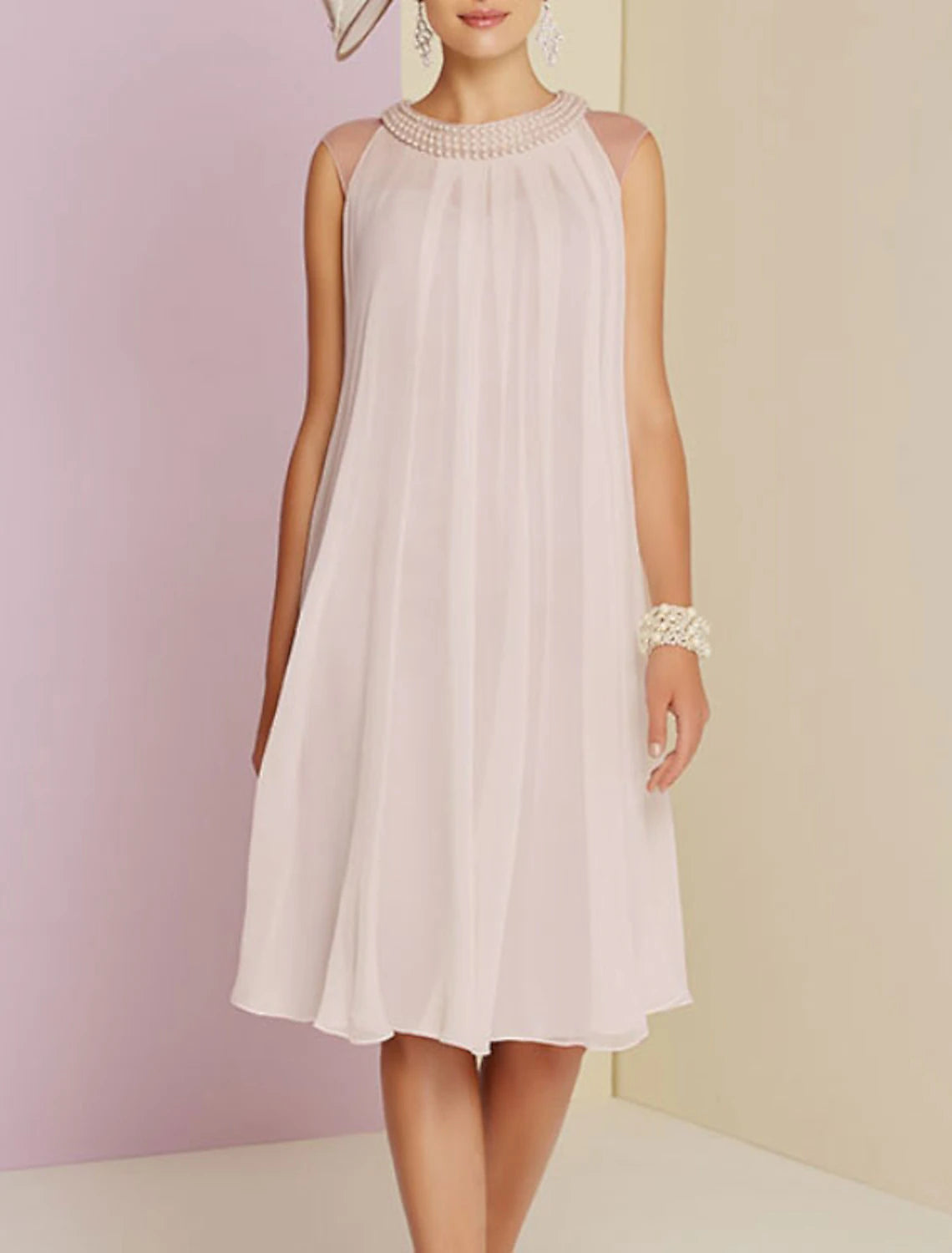 Abito da cerimonia per la madre della sposa, a tubino, elegante, con scollo a gioiello, lunghezza al ginocchio, in chiffon, senza maniche, con pieghe e perline