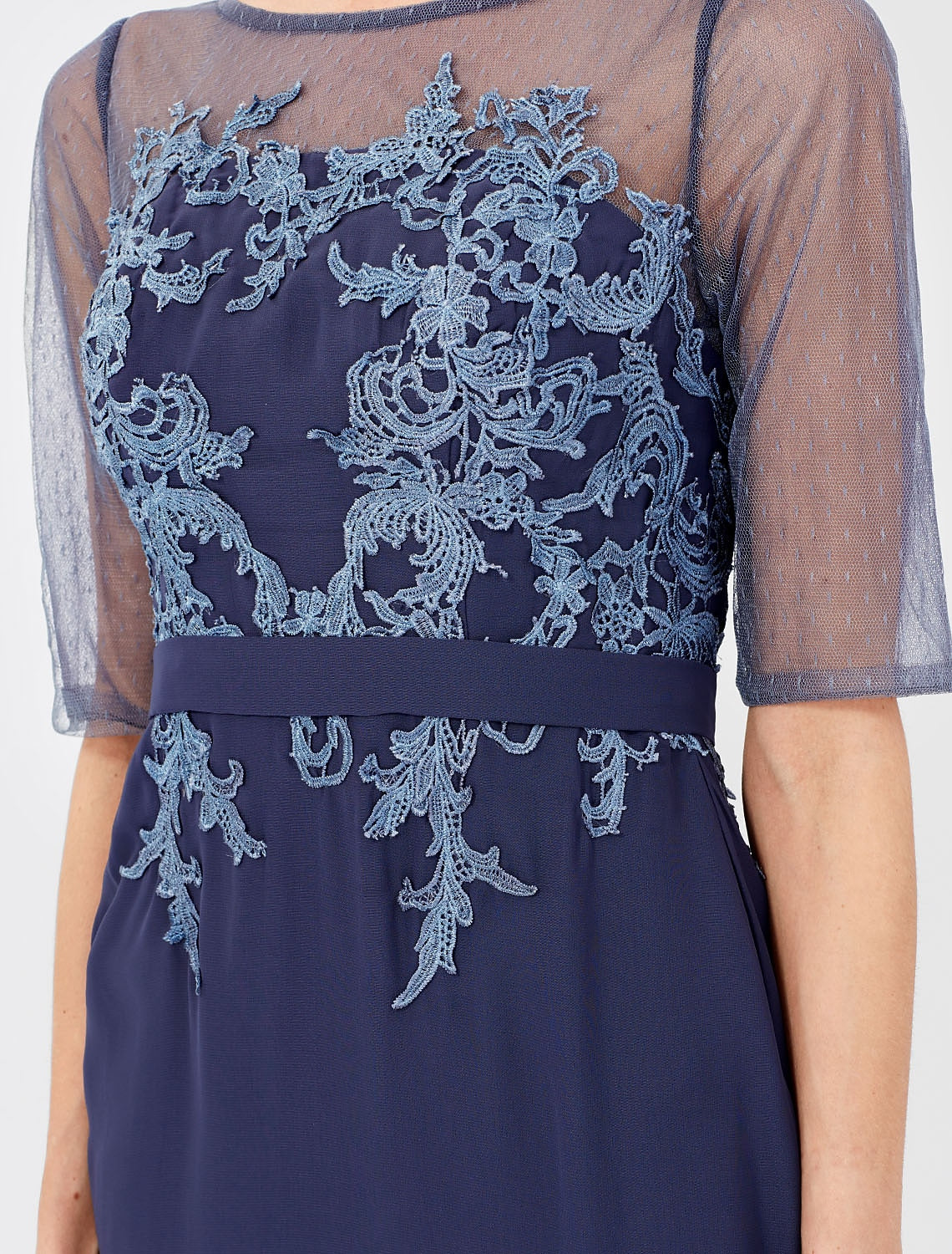 Vestido de madre de la novia con corte tubo/columna, formal, clásico y atemporal, elegante y lujoso, convertible, cuello ilusión, largo hasta la rodilla, gasa, manga 3/4, sí, con faja/cinta