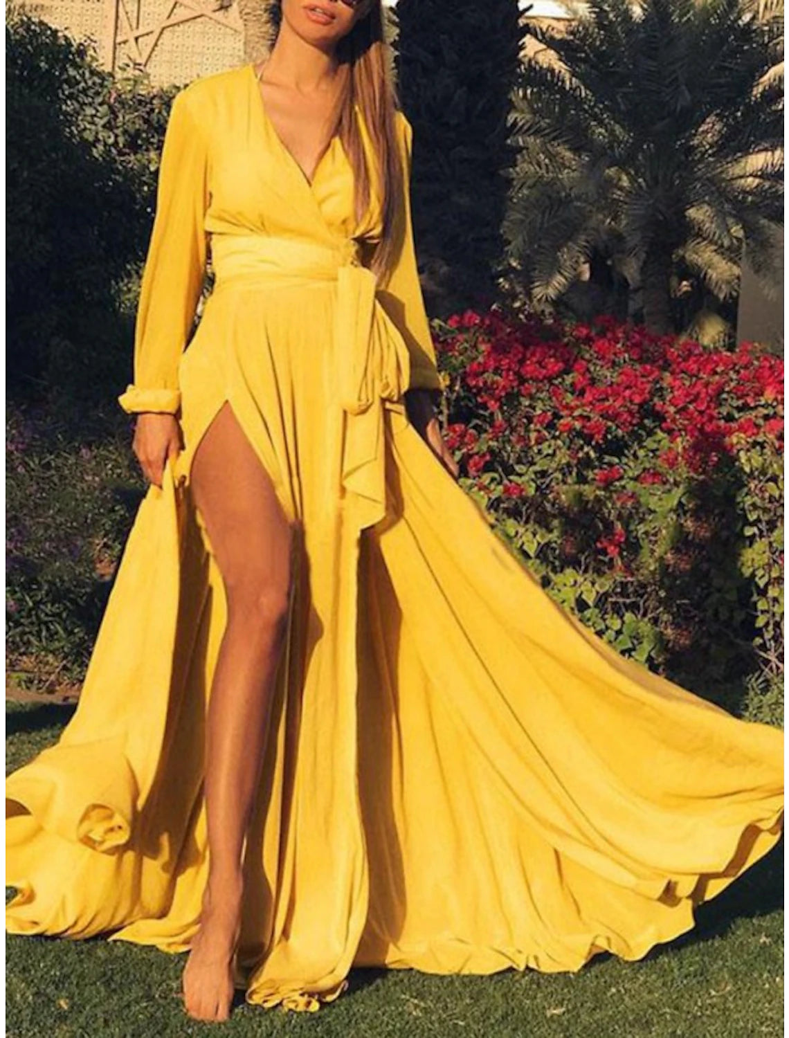 Vestido de dama de honor con corte en V, cuello en V, manga larga, estilo vintage, cola larga, imitación seda, con faja, cinta y abertura frontal.