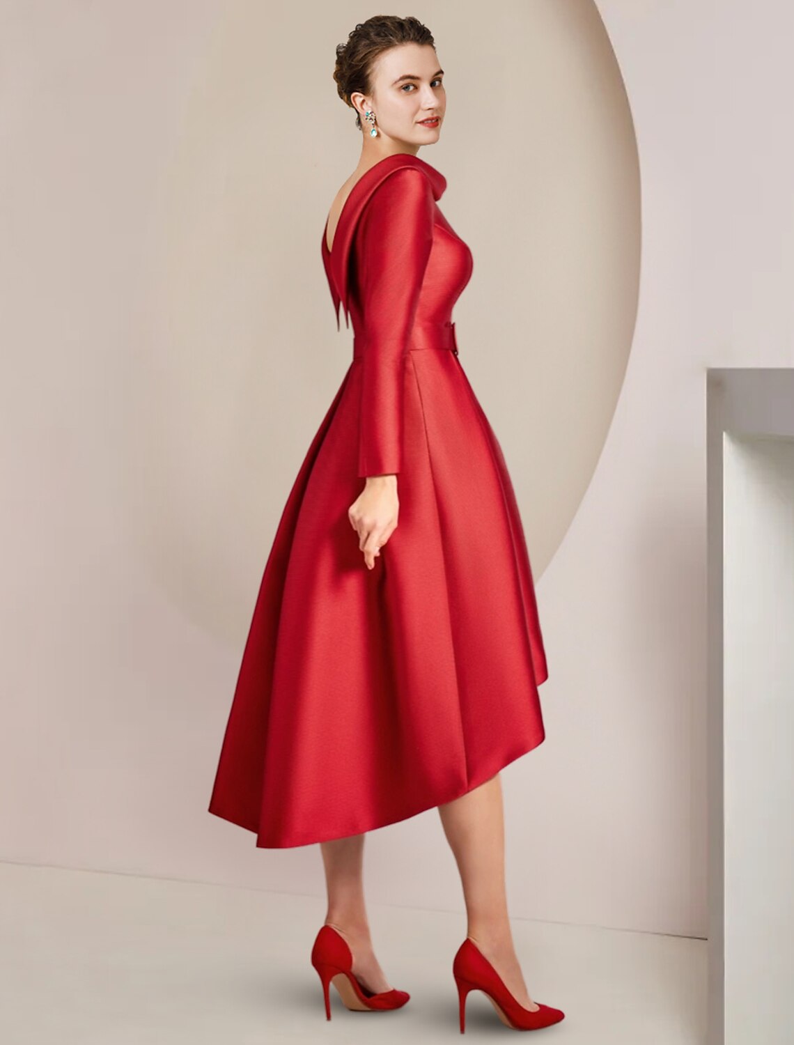 Abito da cerimonia per la madre della sposa, a trapezio, elegante, con scollo a barchetta asimmetrico, lunghezza al ginocchio, in raso, maniche lunghe, con spilla di cristallo