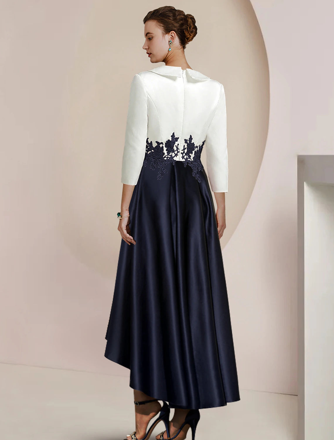 Abito da cerimonia per la madre della sposa, a trapezio, elegante, con colletto a camicia asimmetrico, lunghezza tè, in raso e pizzo, manica a 3/4 con applicazioni, color block
