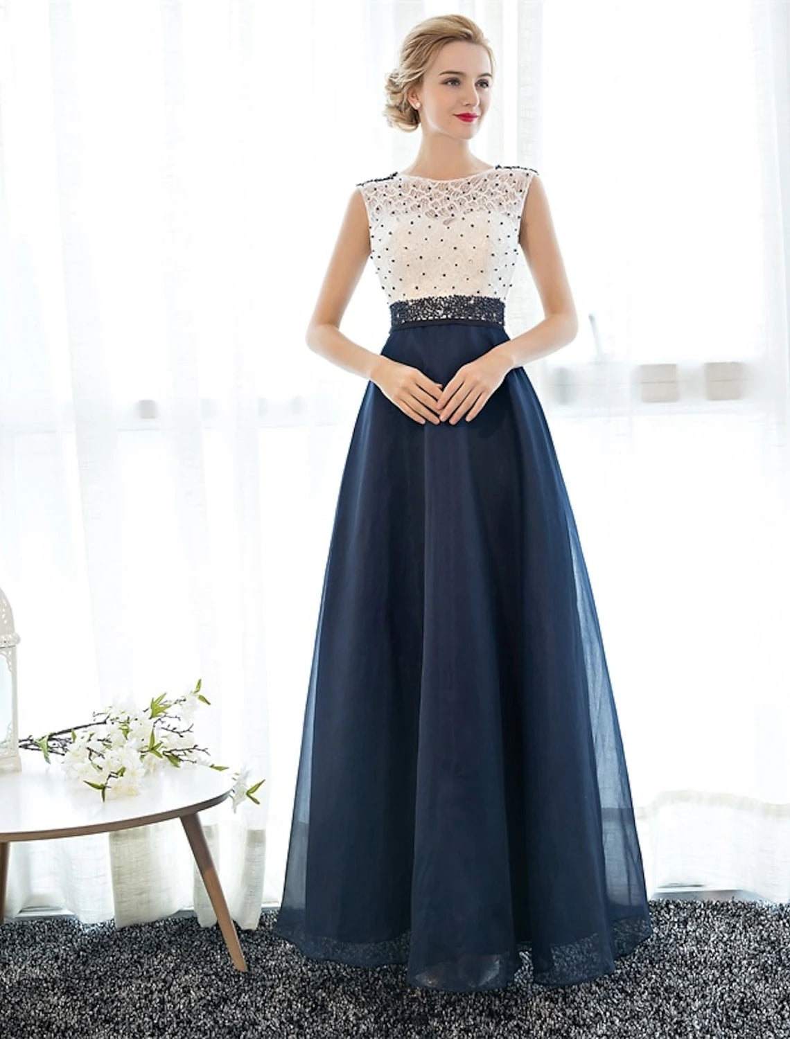 Vestido de noche formal elegante de corte A con espalda hermosa, con cuentas y lentejuelas, cuello ilusión, sin mangas, largo hasta el suelo, tul sobre encaje con cuentas