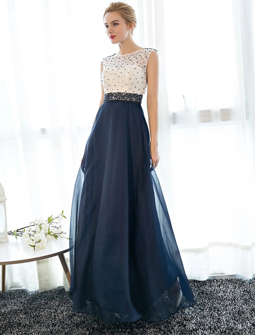 Vestido de noche formal elegante de corte A con espalda hermosa, con cuentas y lentejuelas, cuello ilusión, sin mangas, largo hasta el suelo, tul sobre encaje con cuentas