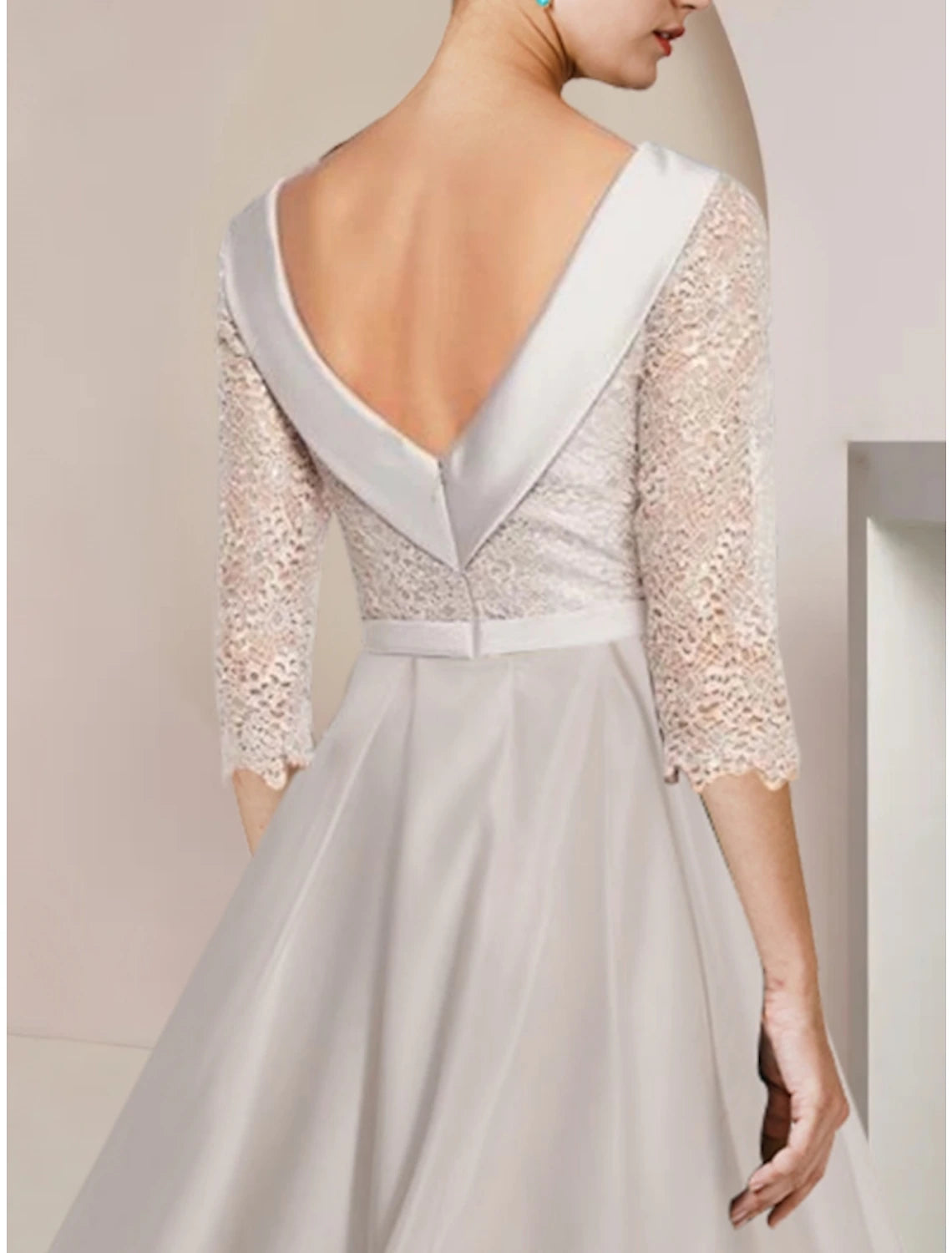 Abito da cerimonia per la madre della sposa, a tubino, elegante e minimalista, con scollo a barchetta, lunghezza tè, in raso e pizzo, mezza manica con arricciature