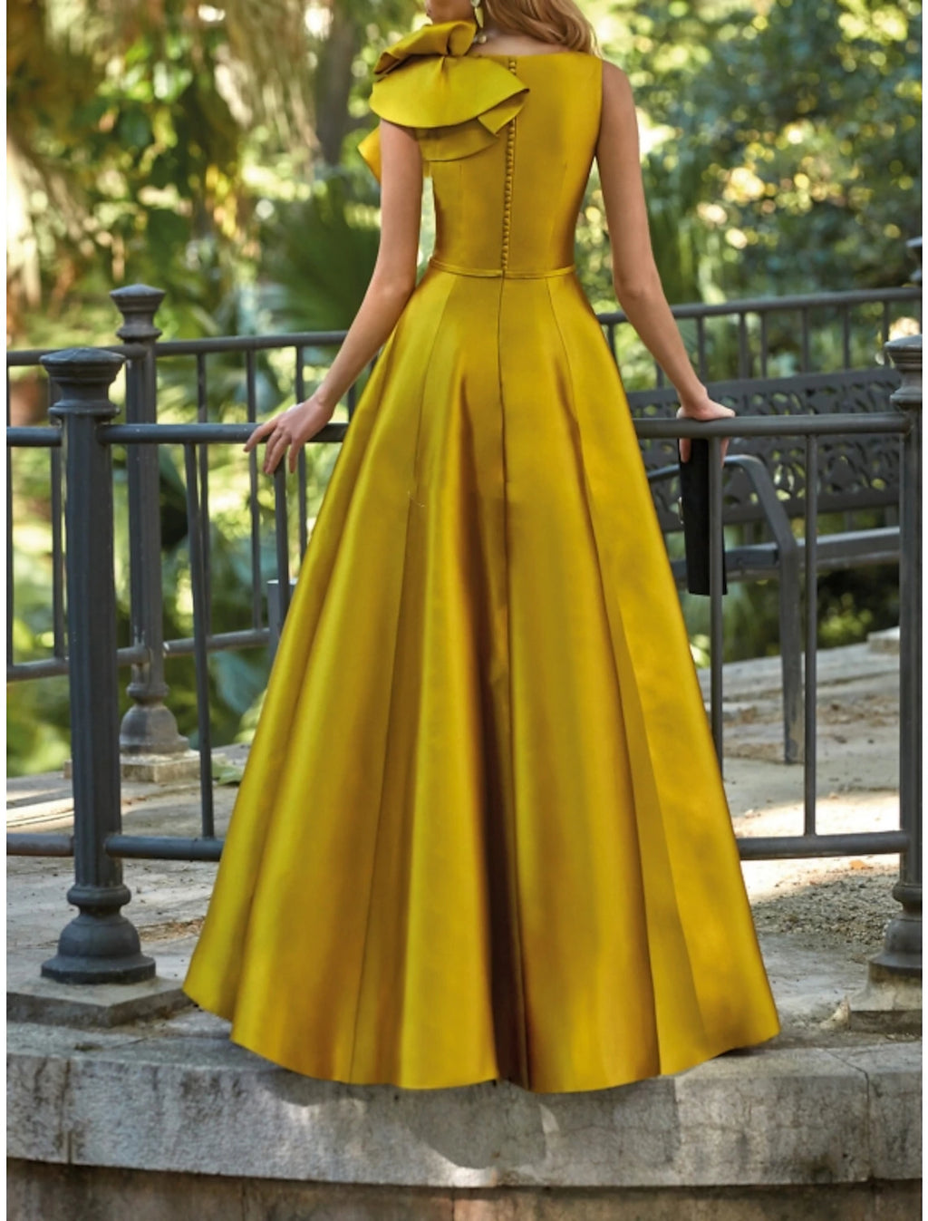 Abito da sera a trapezio, elegante, formale, da ospite di nozze, lungo fino al pavimento, senza maniche, scollo a V, in raso con fiori sulle spalle